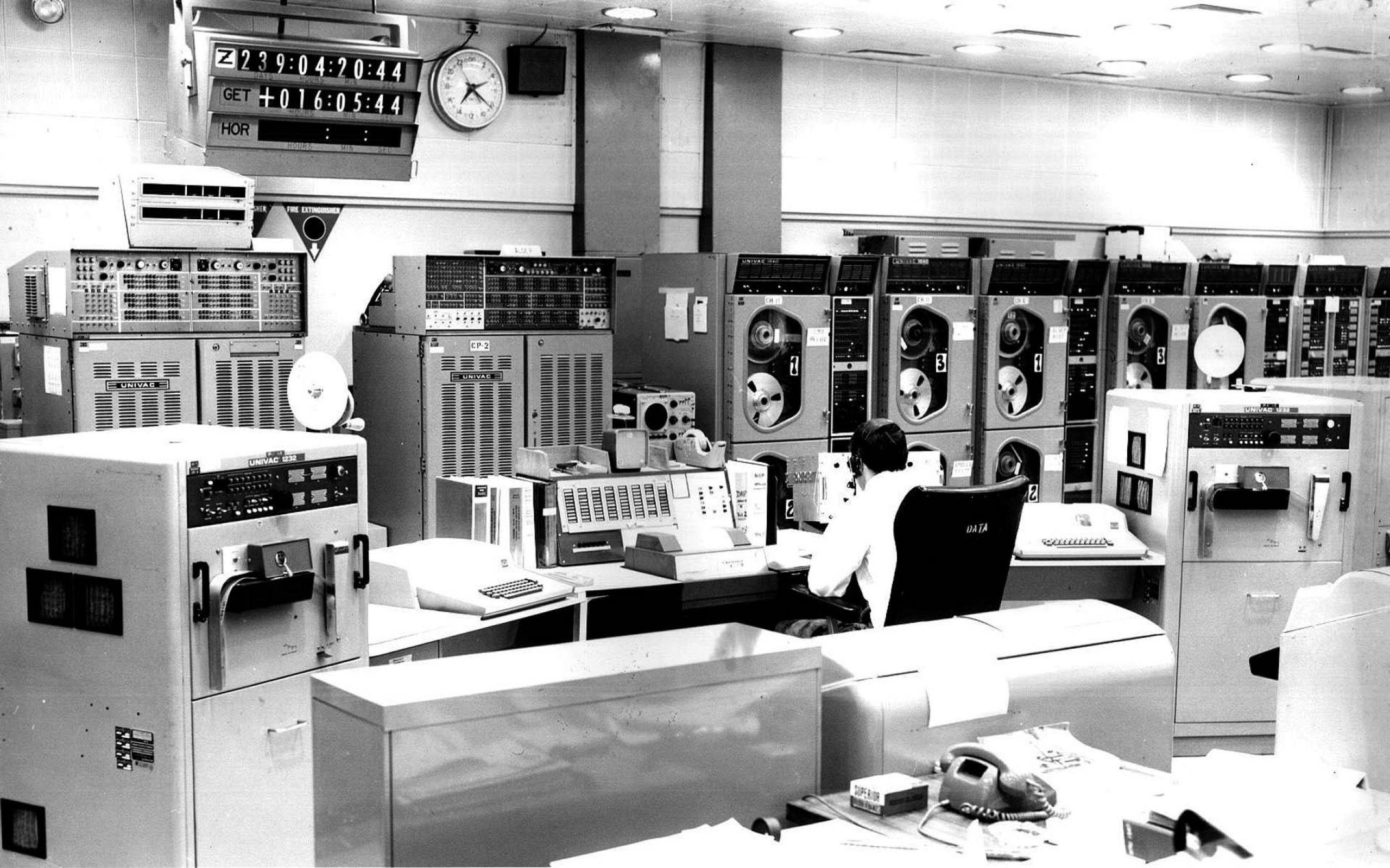 2560x1600 Old Computer Room Wallpaper