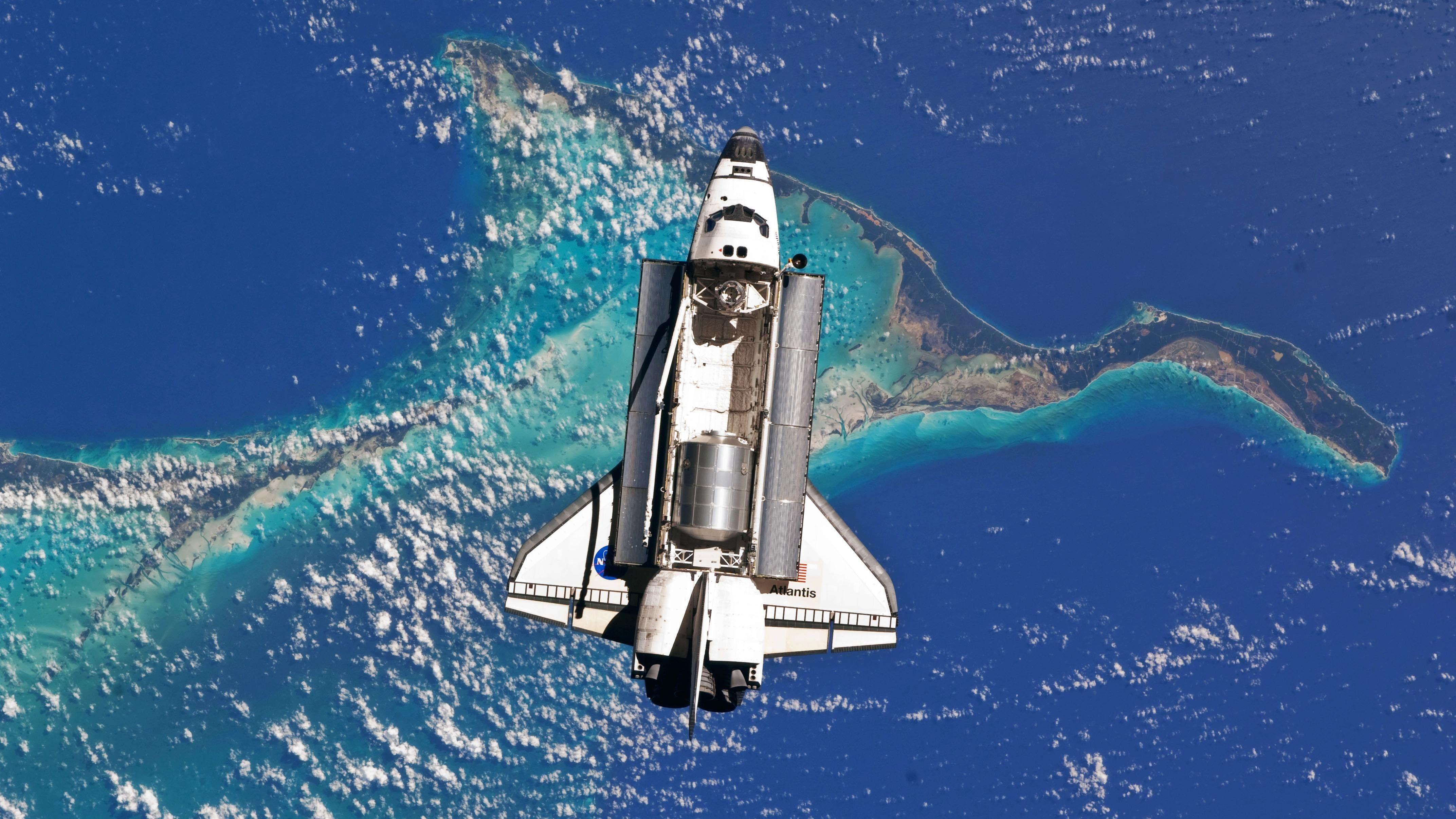 4288x2412 Atlantis Space Shuttle Over Bahamas 4K wallpaper