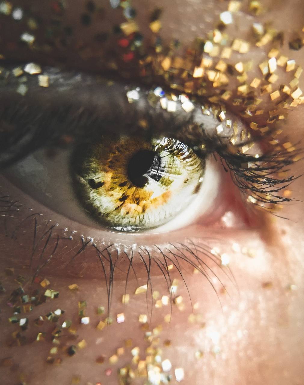 1011x1280 Hazel Eyes wallpaper