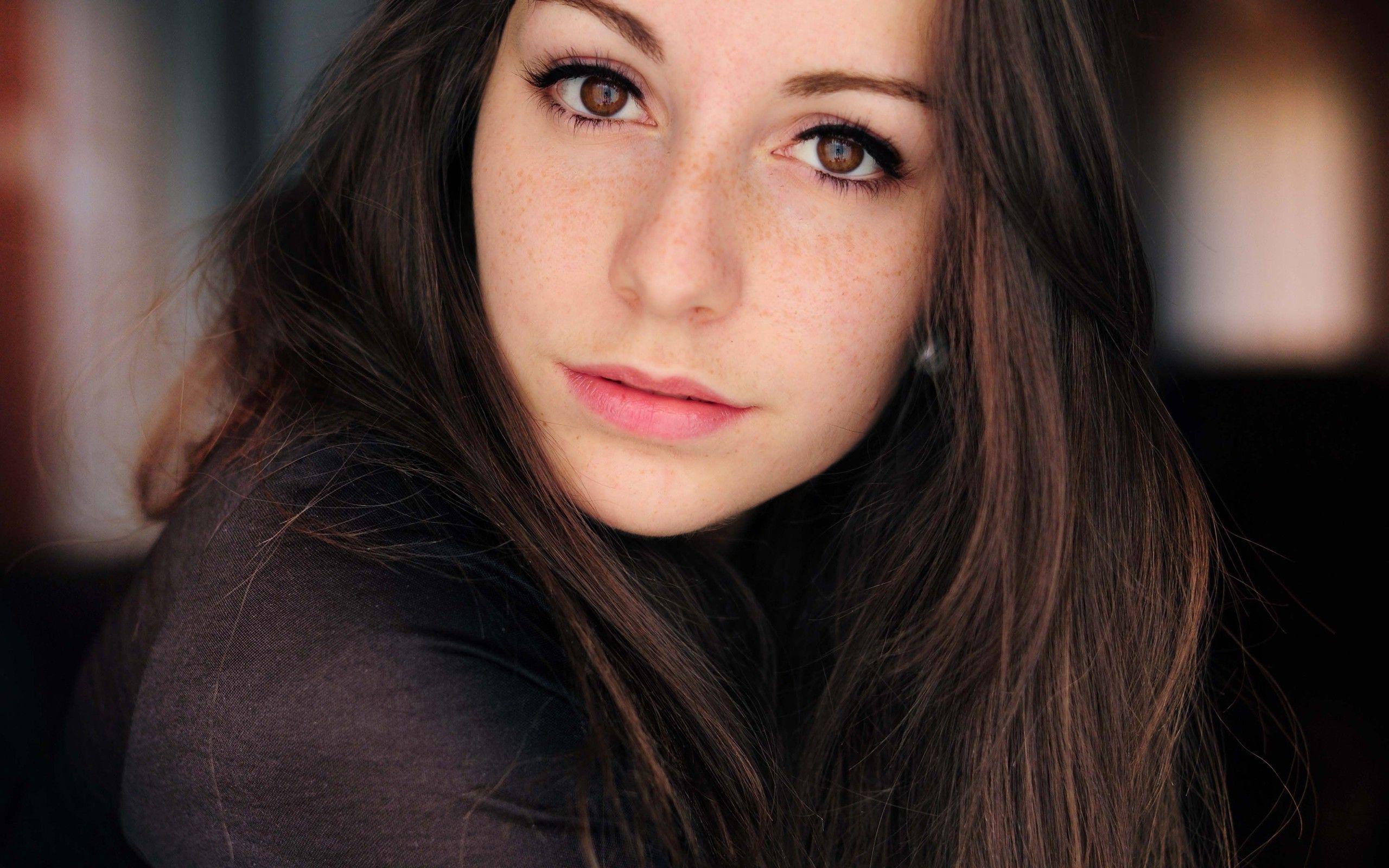 2560x1600 Brunette Female With Brown Eyes
