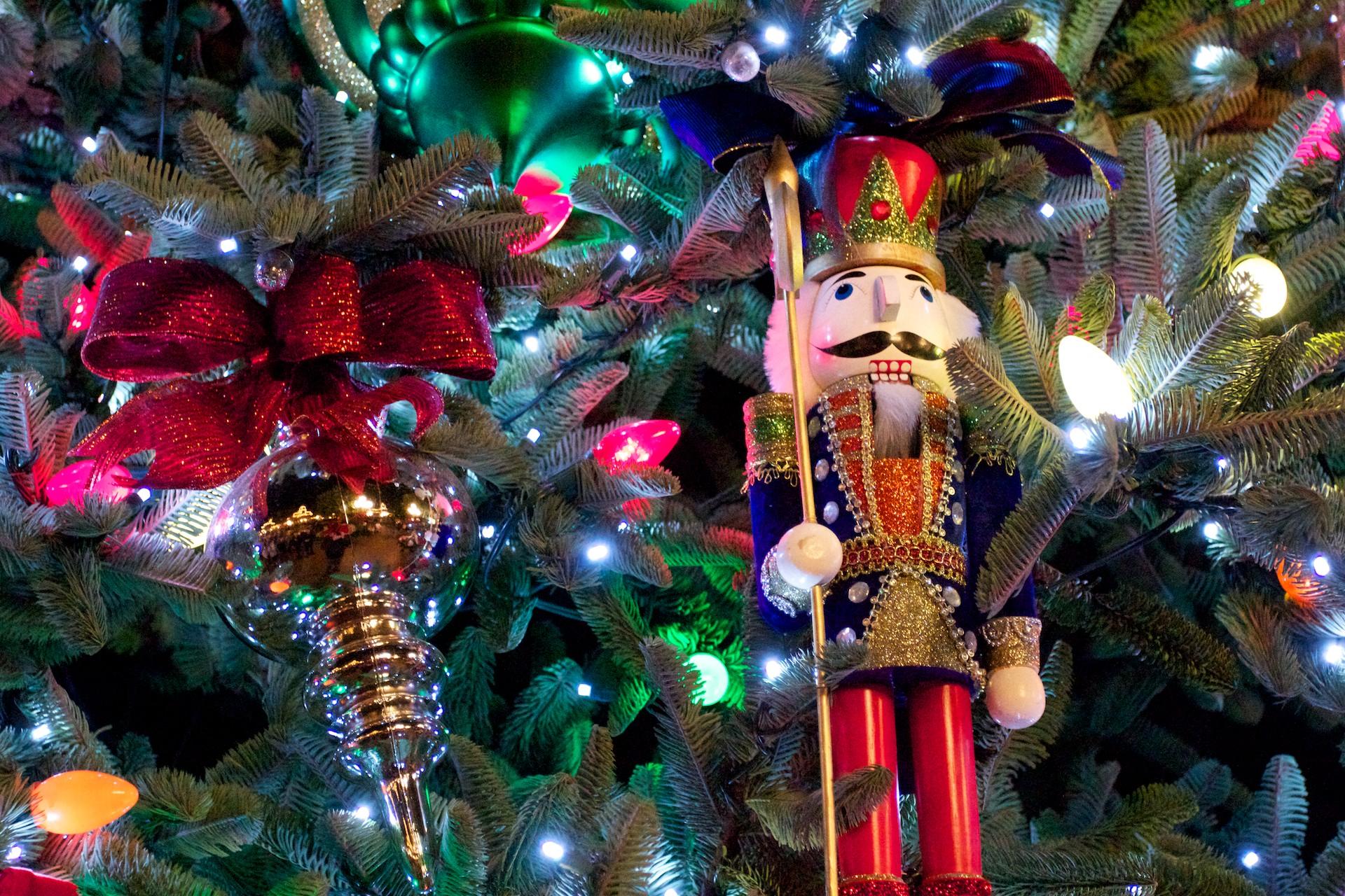 1920x1280 Christmas Tree with Nutcracker Desktop Wallpaper