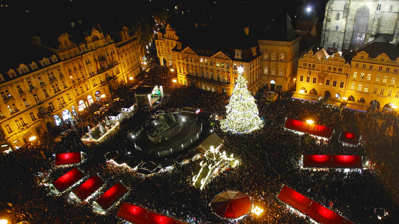 1366x768 Holiday market in Old Town Square, Prague, Czech Republic