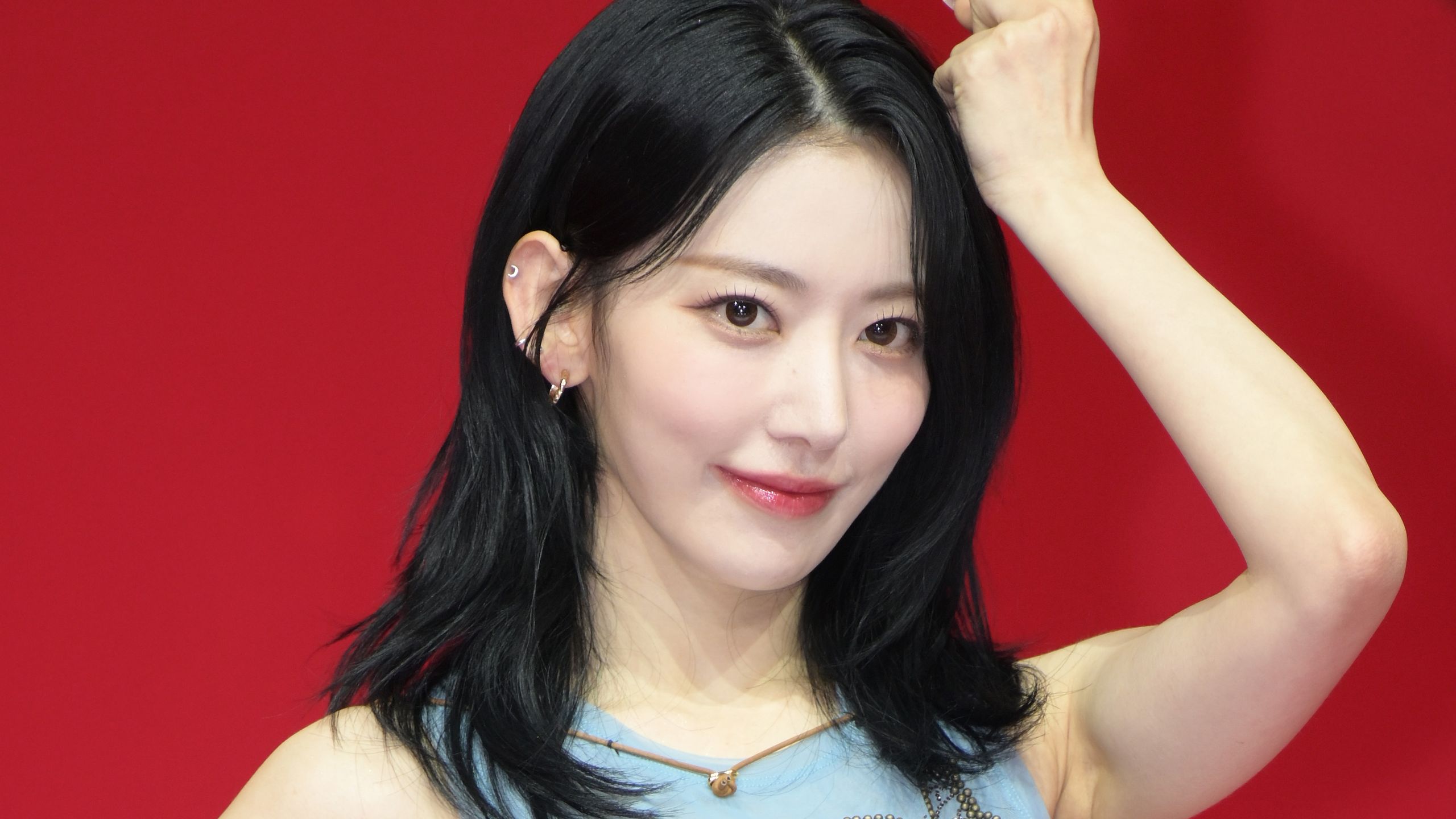 2560x1440 LE SSERAFIM's Sakura Shared Her Nifty Trick for a Flawless Foundation