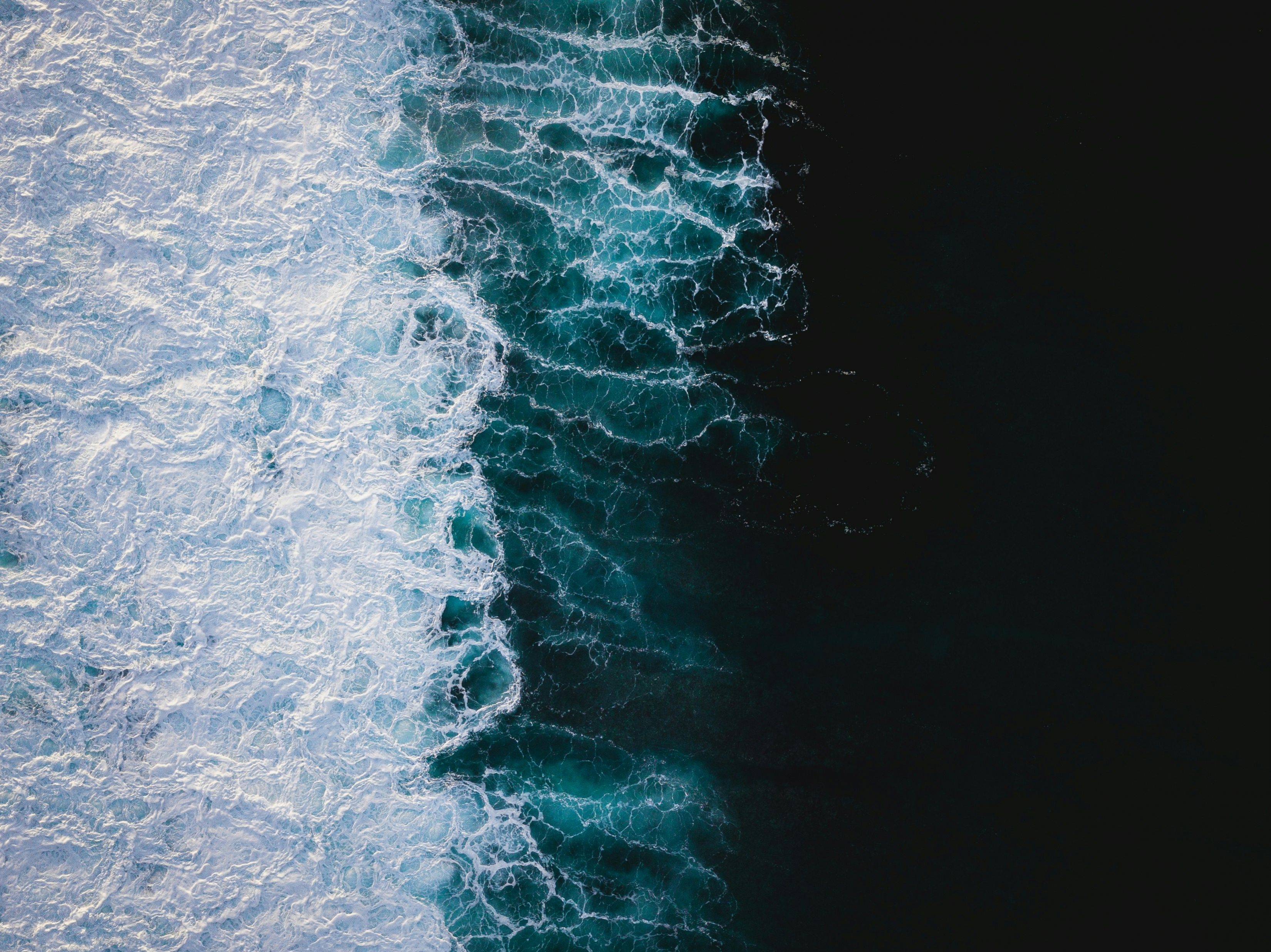 3300x2473 Dark Ocean From Above