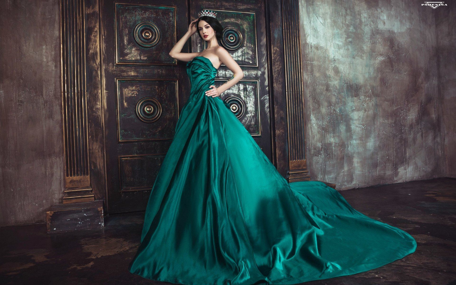 1920x1200 Download Crown Green Dress Model Woman Alla Berger HD Wallpaperx1200