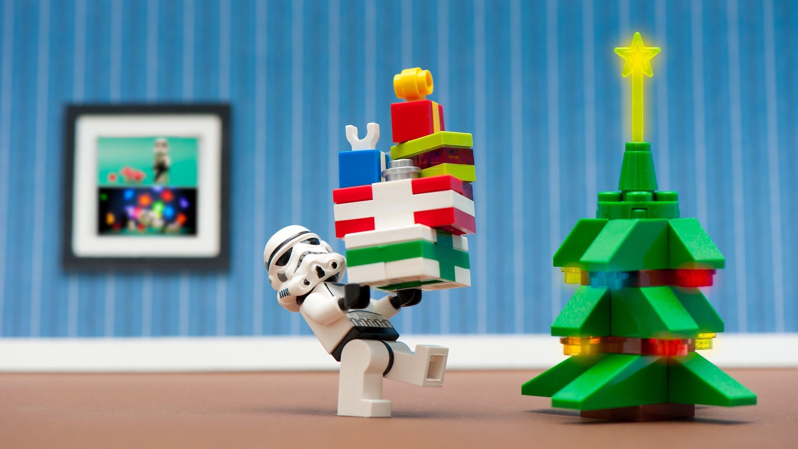 Giáng Sinh sẽ không còn buồn chán với bộ sưu tập hình nền Lego đầy màu sắc và vui nhộn. Hãy cùng trang trí cho máy tính, điện thoại của mình với những mẫu hình nền Lego thú vị, và tận hưởng không khí lễ hội sôi động. Bộ sưu tập chắc chắn sẽ làm bạn rất hài lòng!