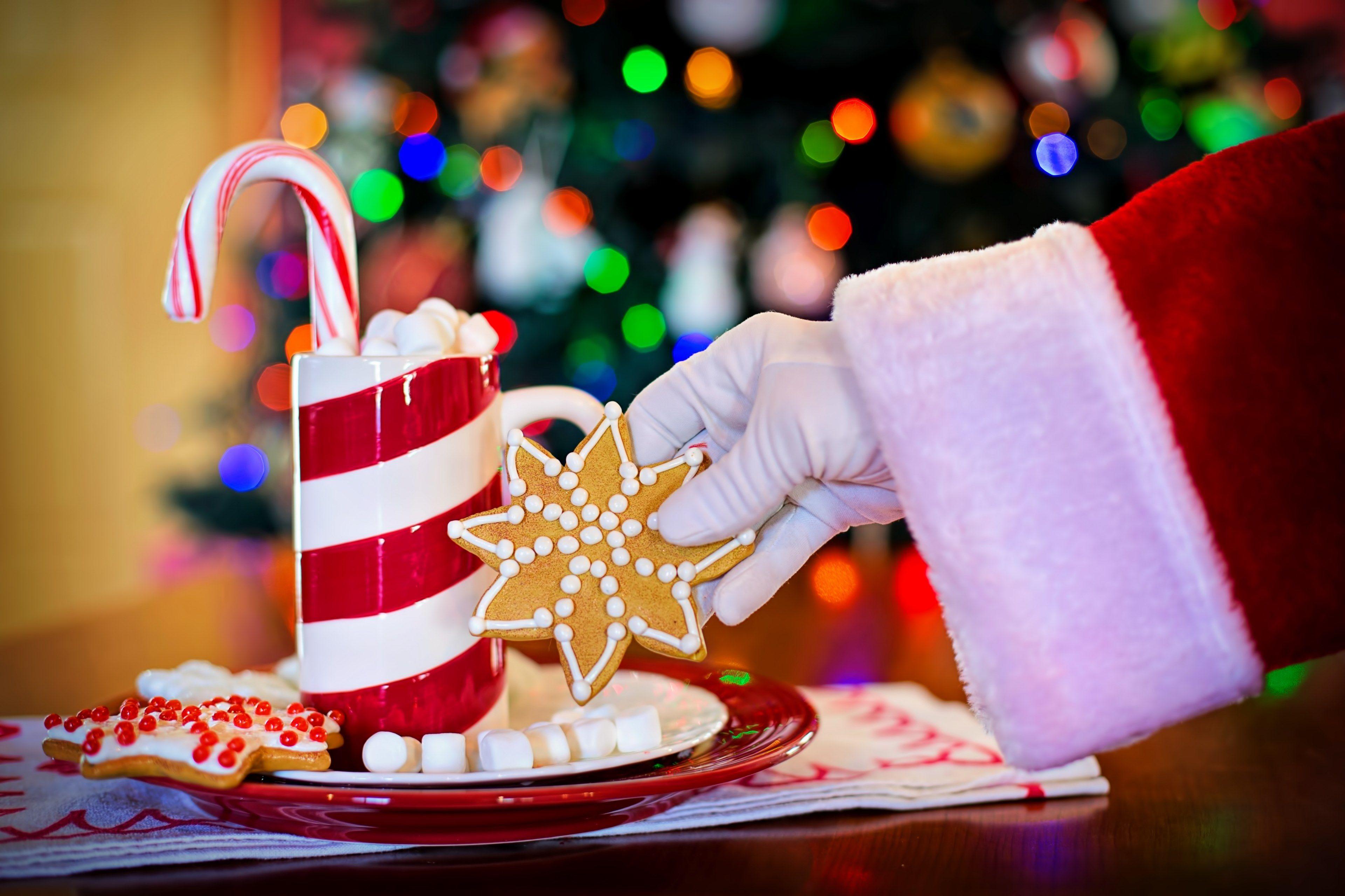 3840x2560 Wallpaper / santas arm hot chocolate cocoa christmas cookie 4k wallpaper