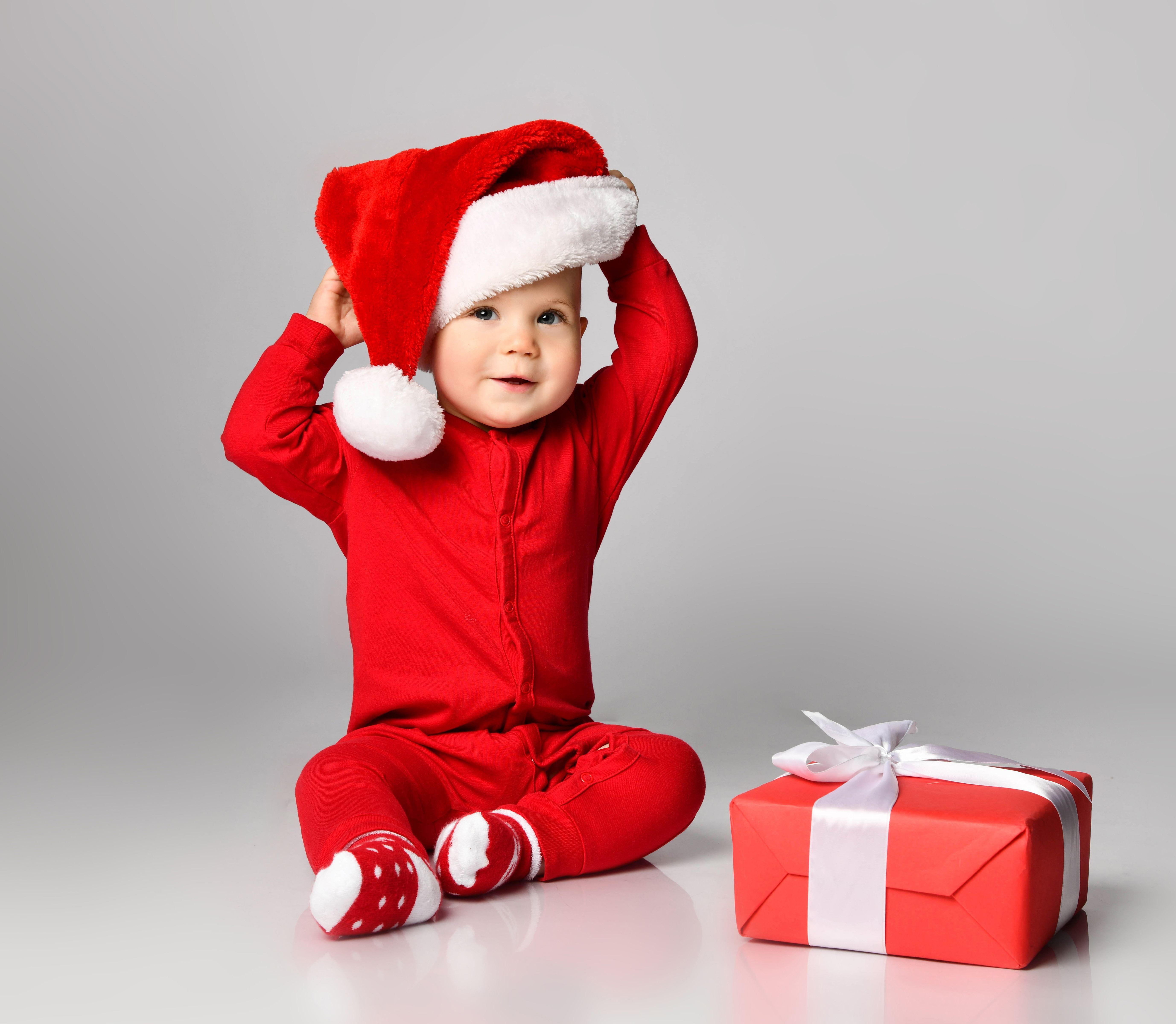 5510x4800 Picture Infants Christmas child Winter hat present Uniform 5510x4800