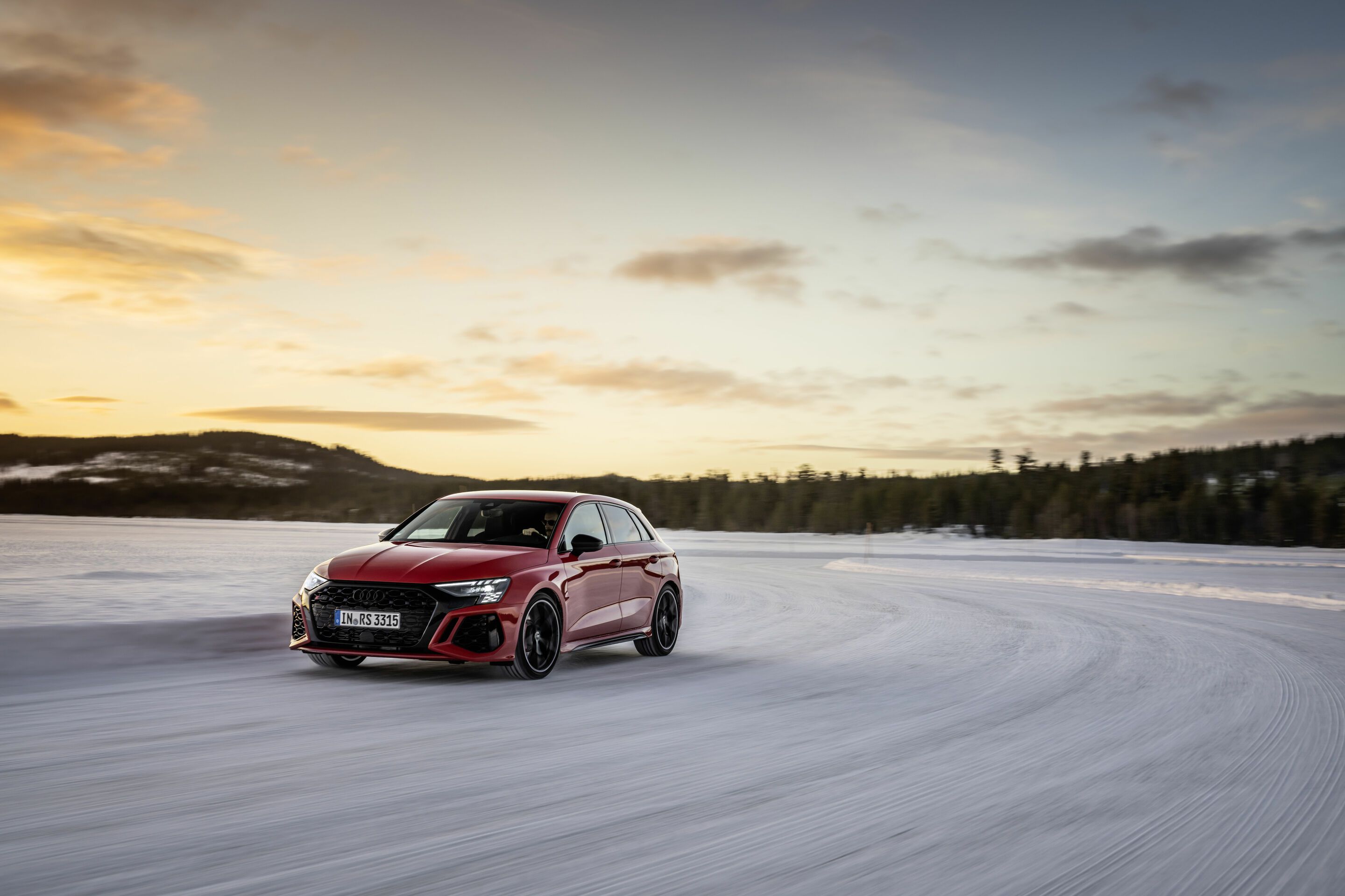 2880x1920 Audi RS 3: dancing in the snow
