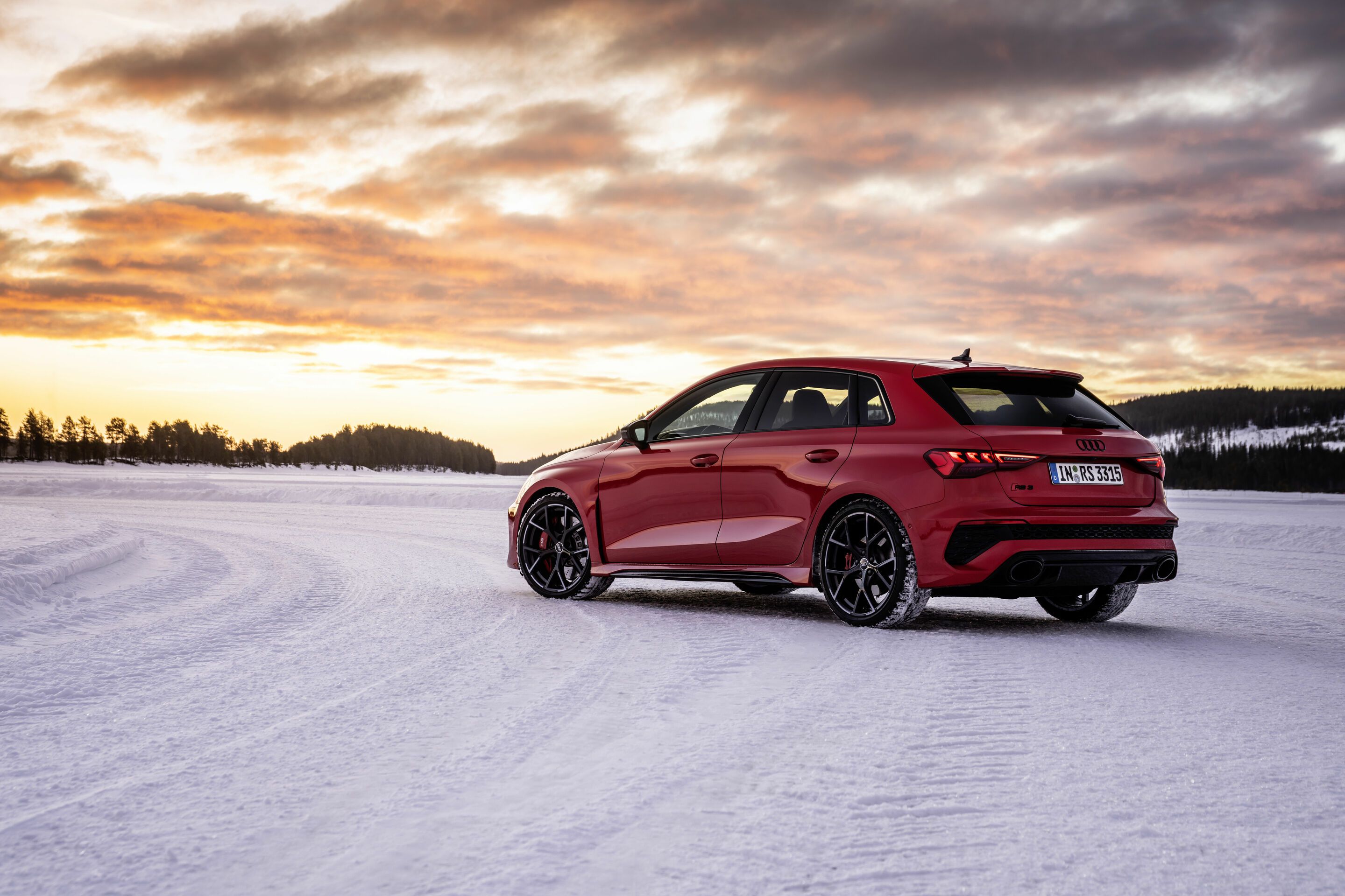 2880x1920 Audi RS 3: dancing in the snow