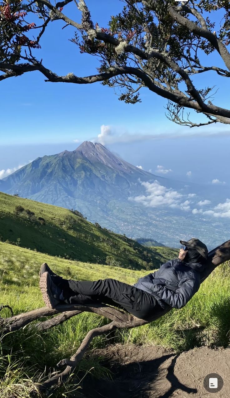 736x1276 Mendaki gunung aesthetic. Pose foto di gunung, Muncak, Pendaki cantik