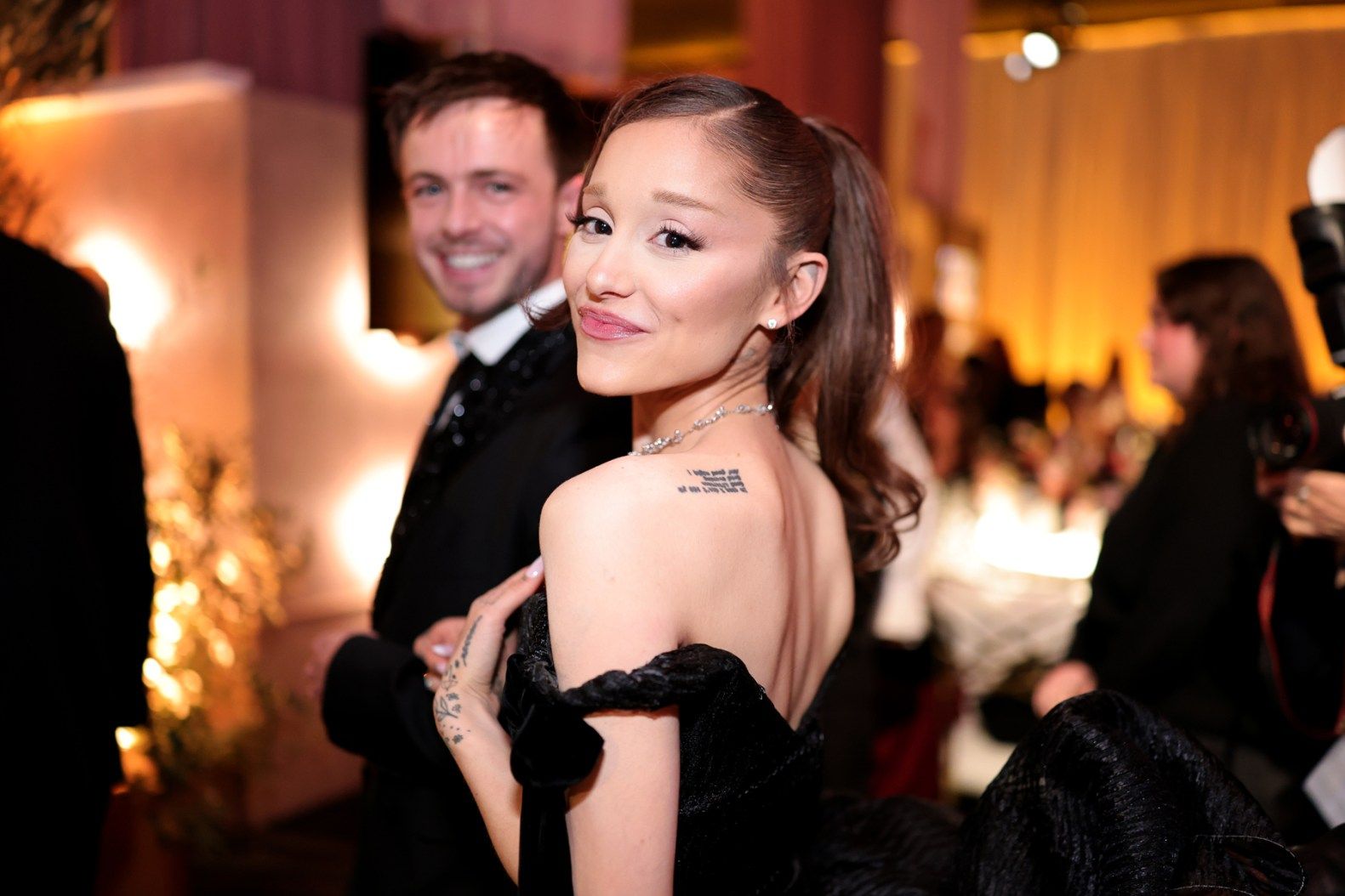 1581x1054 Golden Globes 2026: Ariana Grande, Lisa, More Hit the Red Carpet
