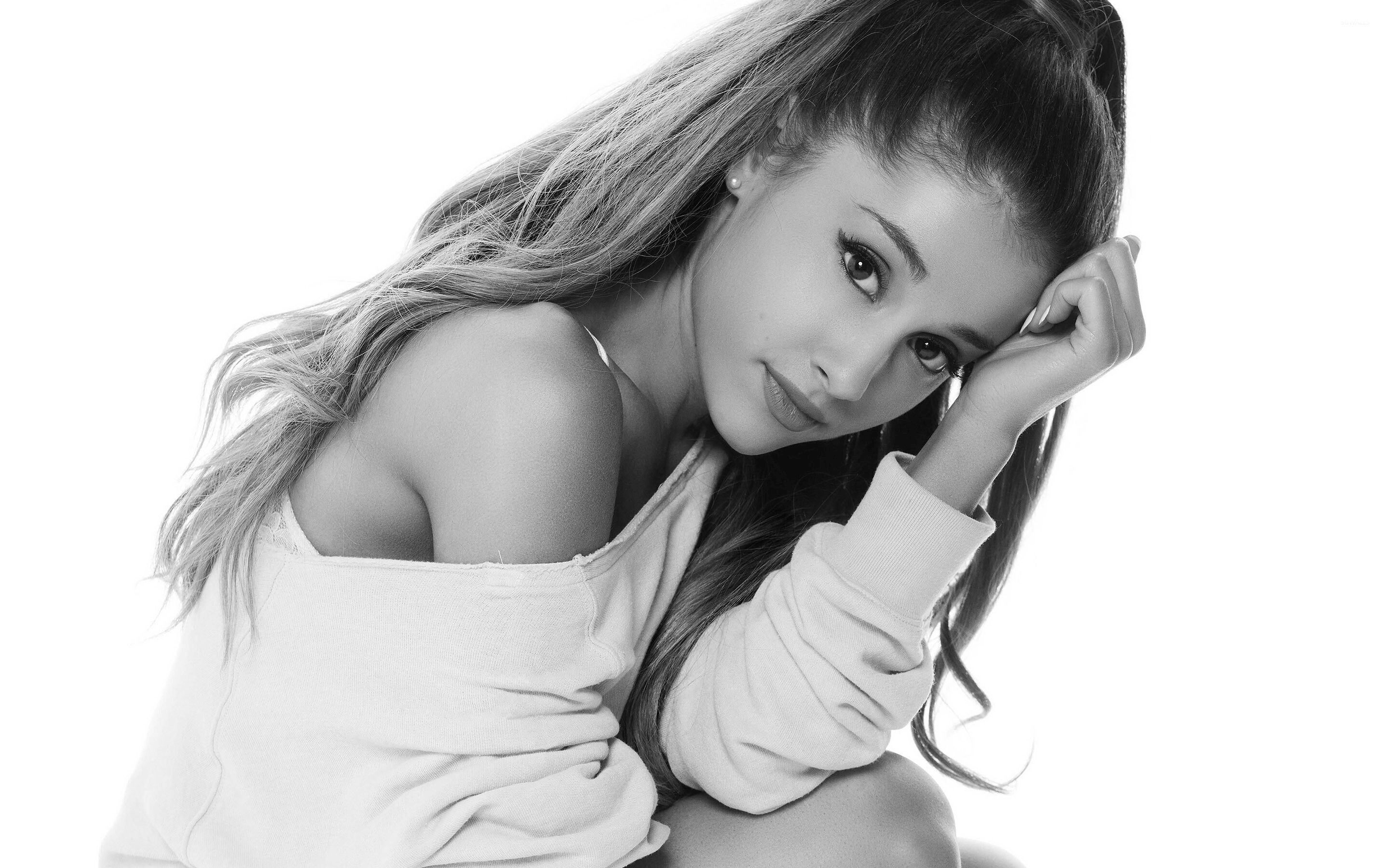 2880x1800 Ariana Grande Wallpaper