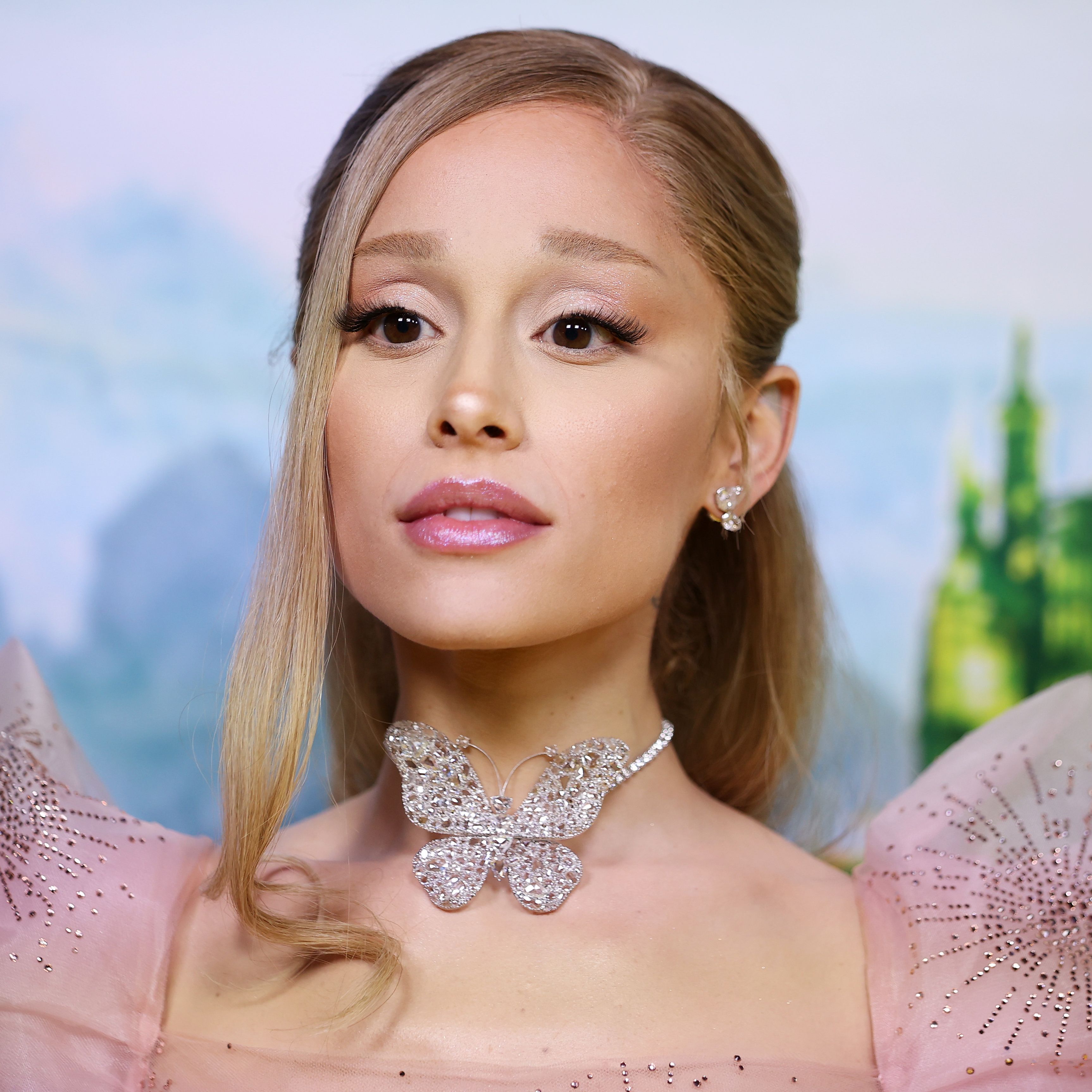 3452x3452 Ariana Grande Made an Unexpected Hair Color Change for the Golden Globes—See Photo