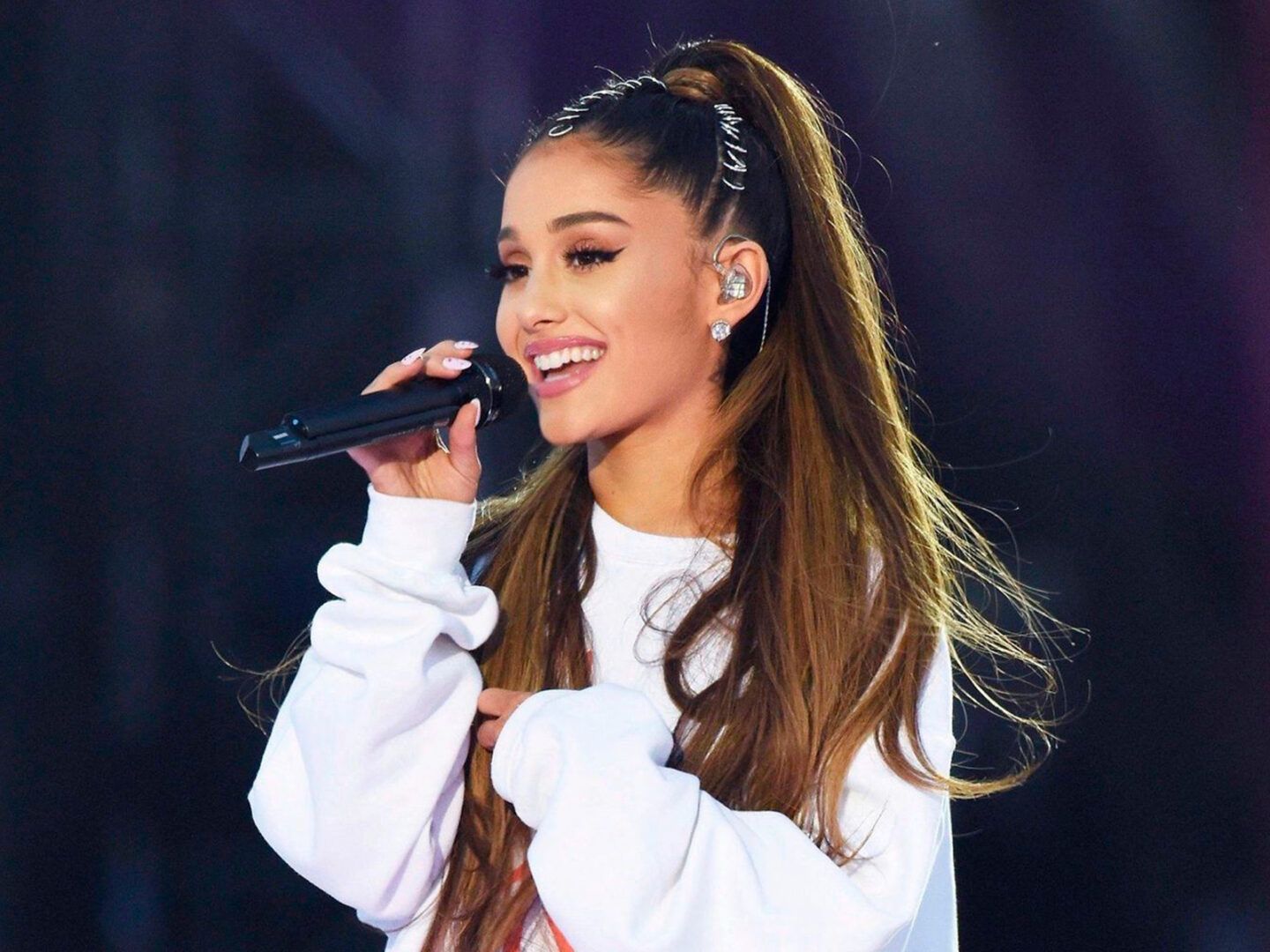 1440x1080 Ariana Grande confirms her return to the stage in 2026
