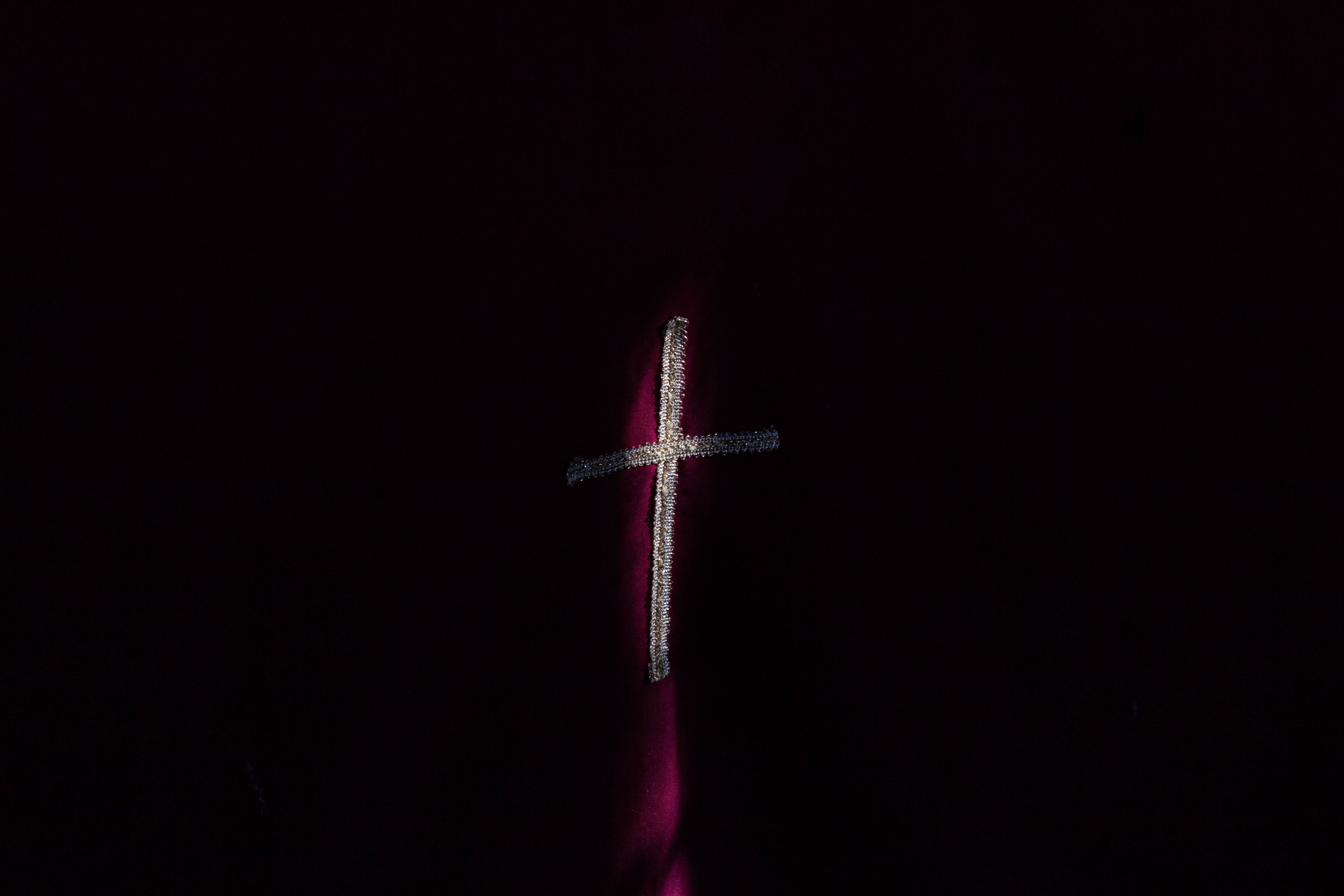 5184x3456 Cross in Darkness · Free