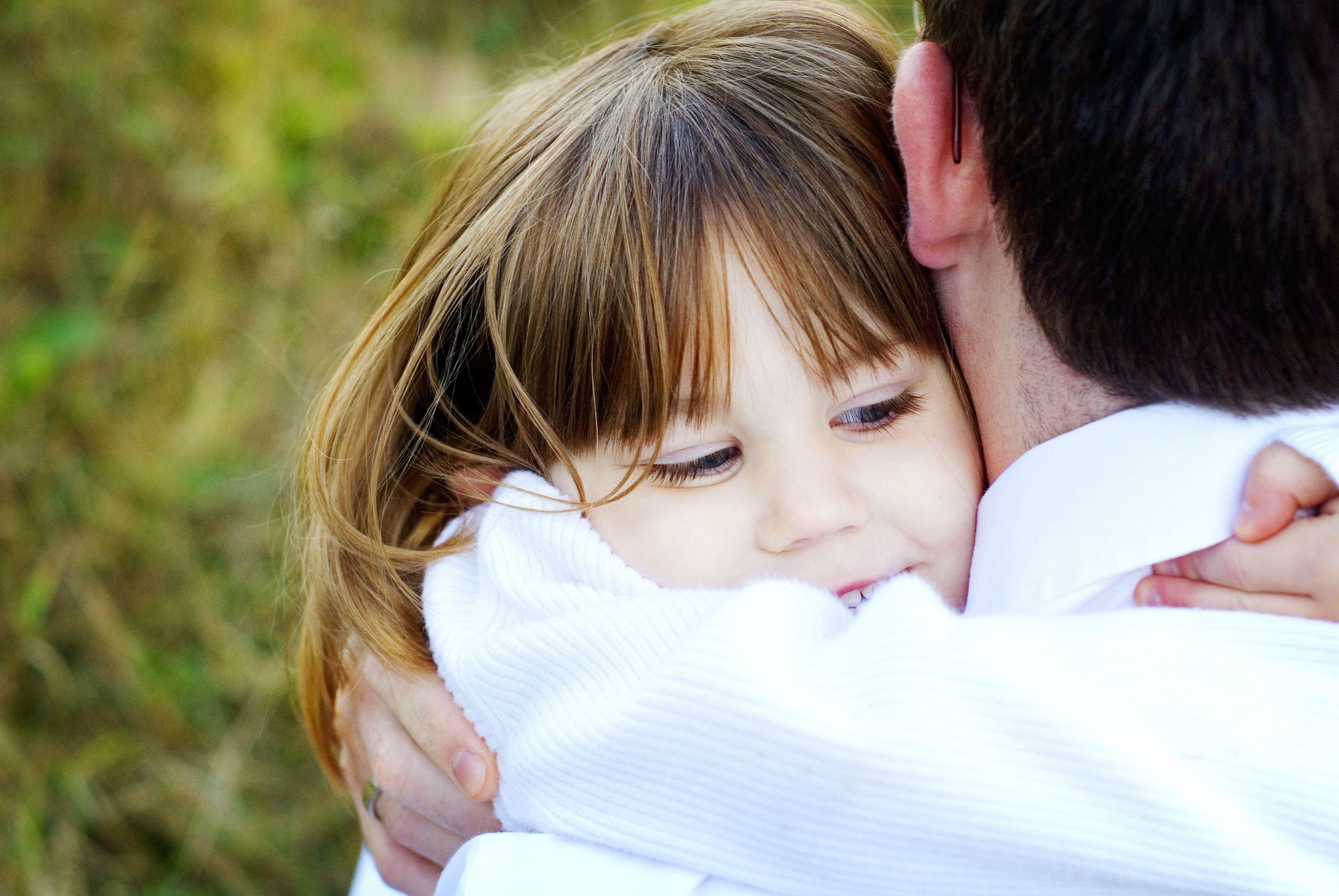 Отец обожает. Обнимает ребенка. Объятия детей и родителей. Любовь к ребенку. Дети обнимаются с родителями.