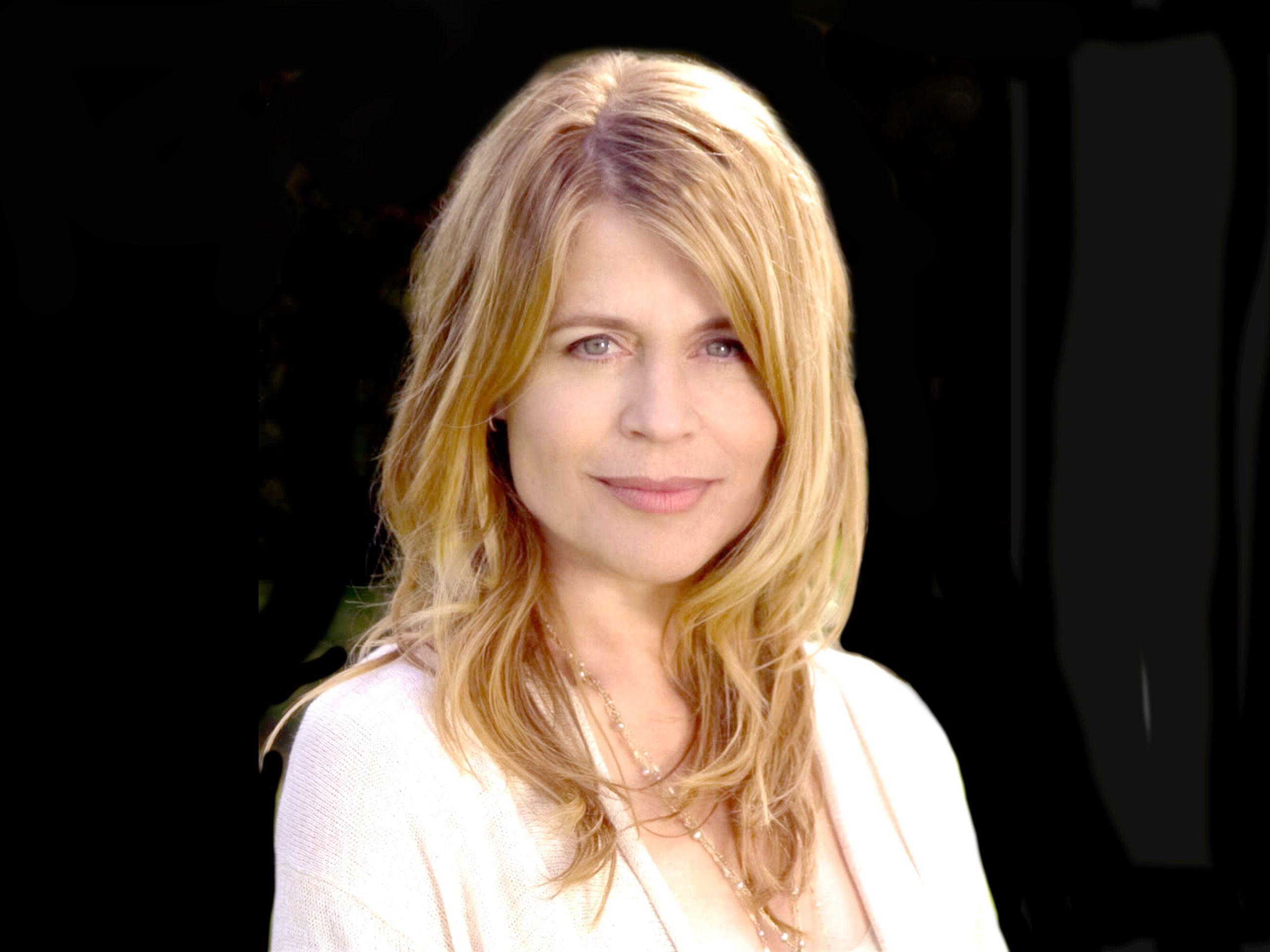 2560x1920 Linda Hamilton Wallpaper