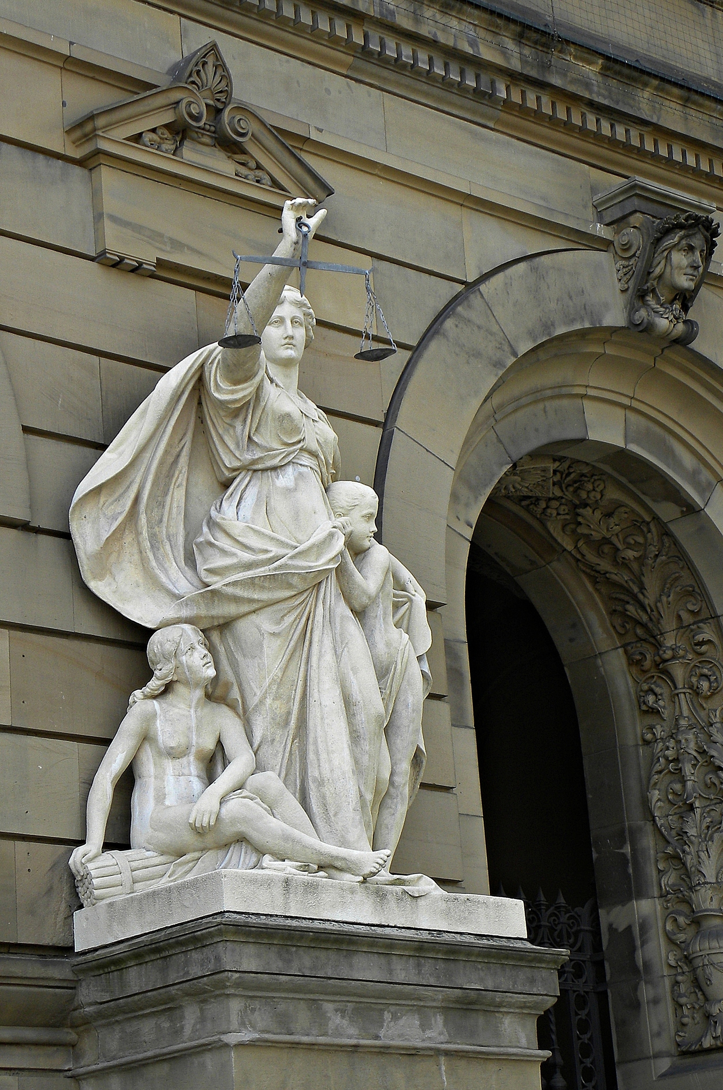 2509x3779 lady justice statue free image