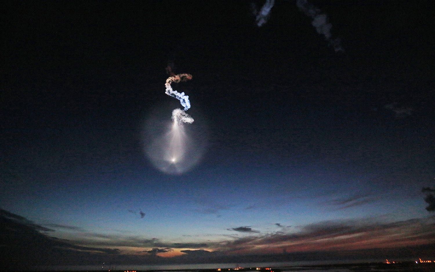 1500x938 See The 'Space Jellyfish' And Other Jaw Dropping Views From SpaceX's Dragon Launch