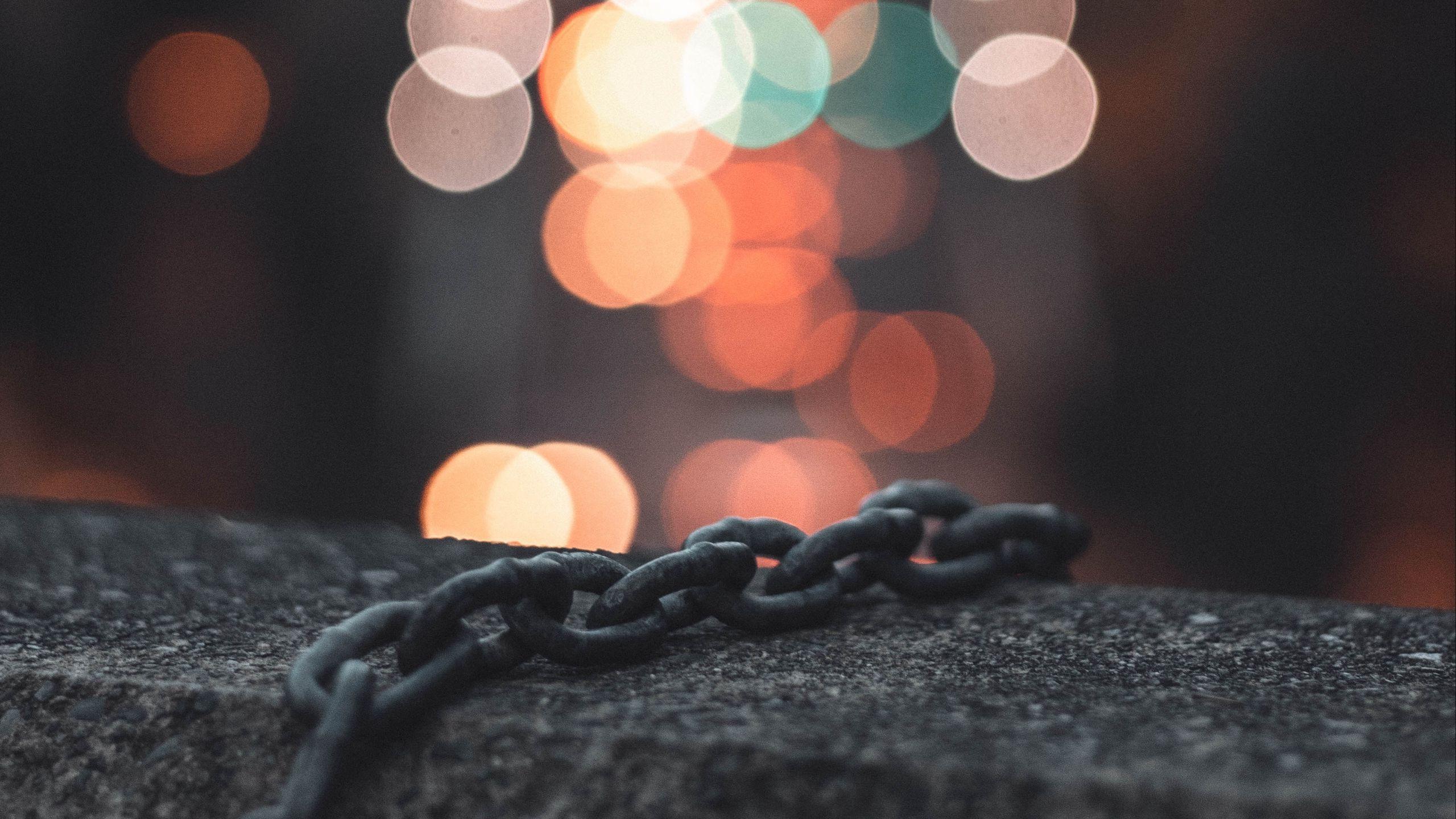 2560x1440 Download wallpaper 2560x1440 chain, glare, bokeh, blur, lights widescreen 16:9 HD background
