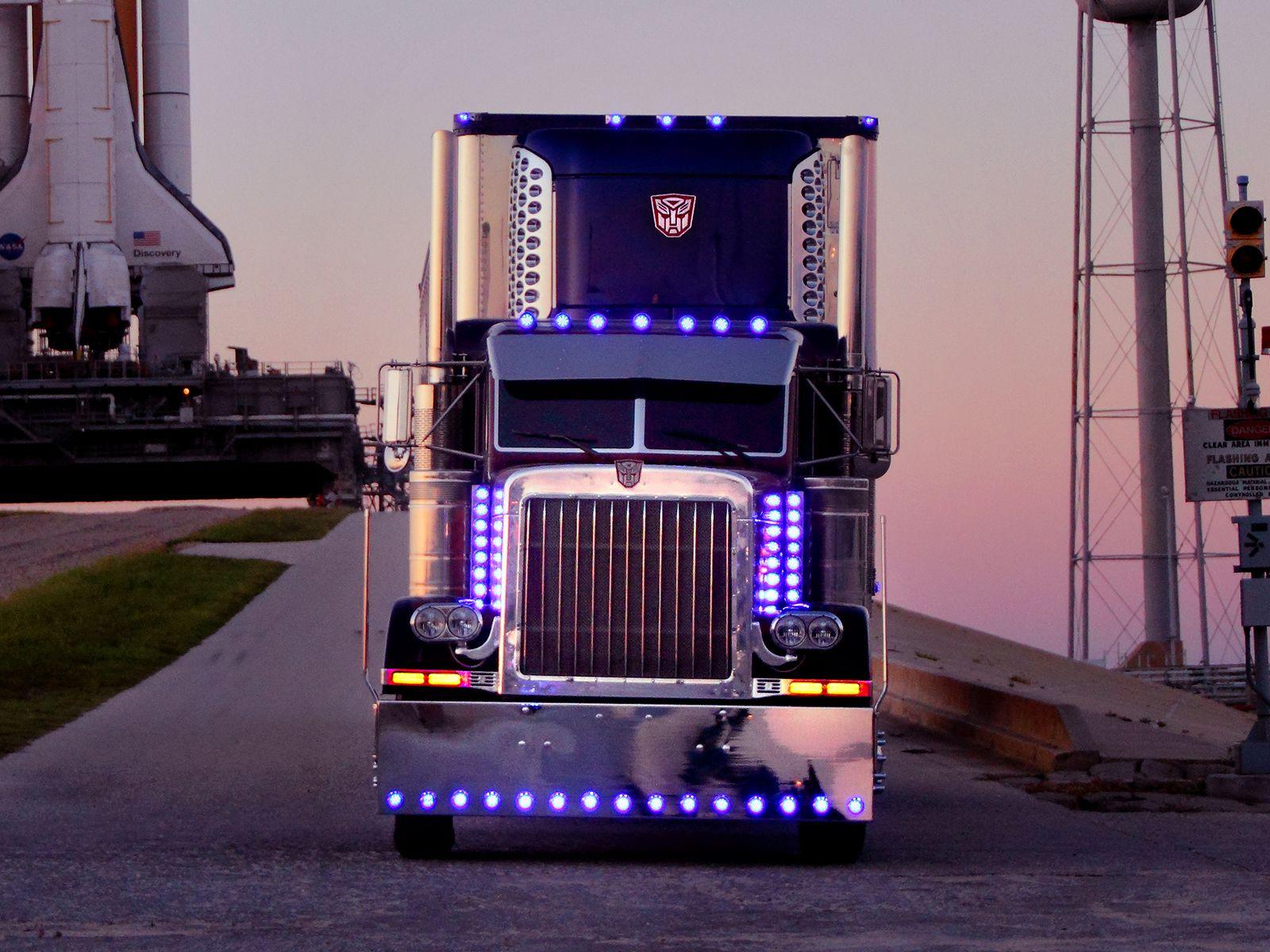 1600x1200 Optimus Prime Truck Wallpaper