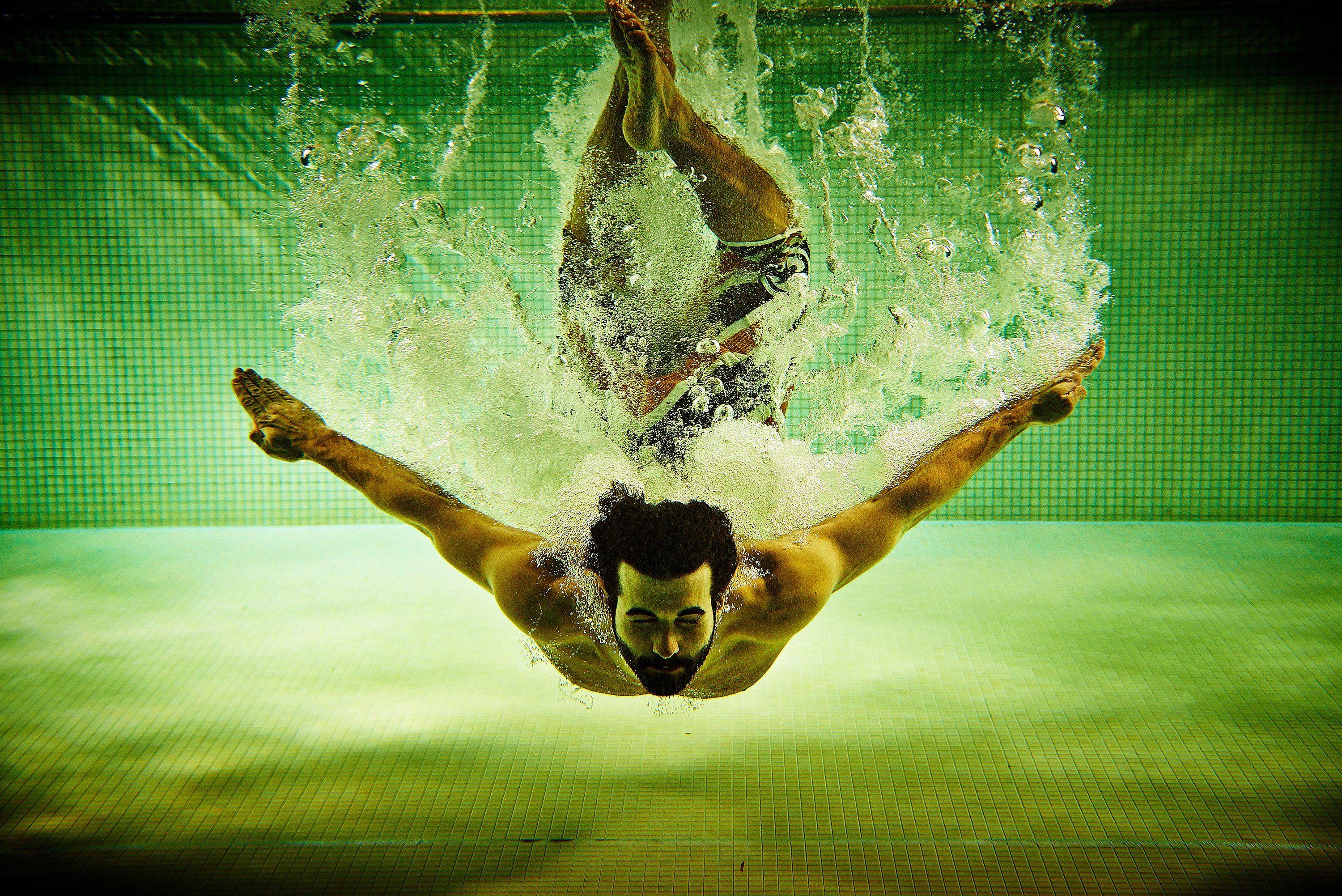 3000x2003 Water pool spray pool men man sport swim swimming underwater wallpaperx2003