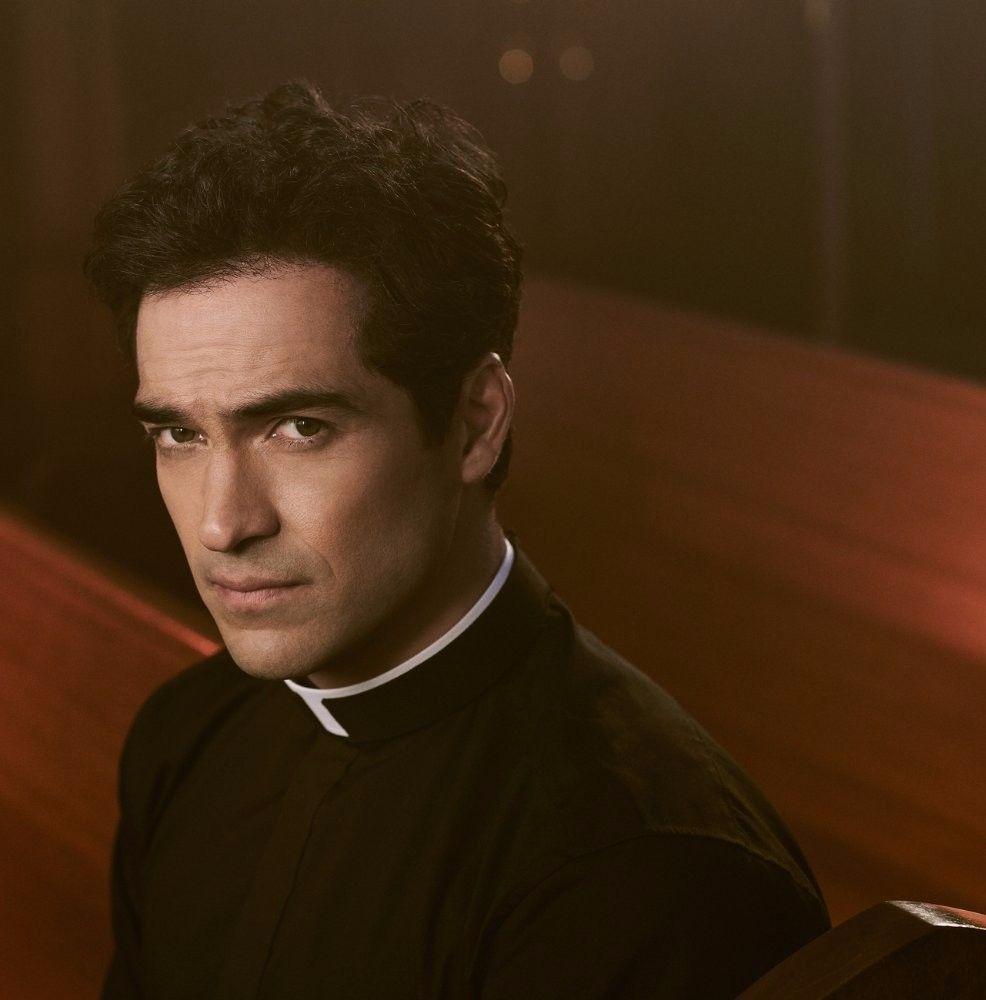 986x1000 Alfonso Herrera in The Exorcist (2016). Cantores, Ator, 15 anos