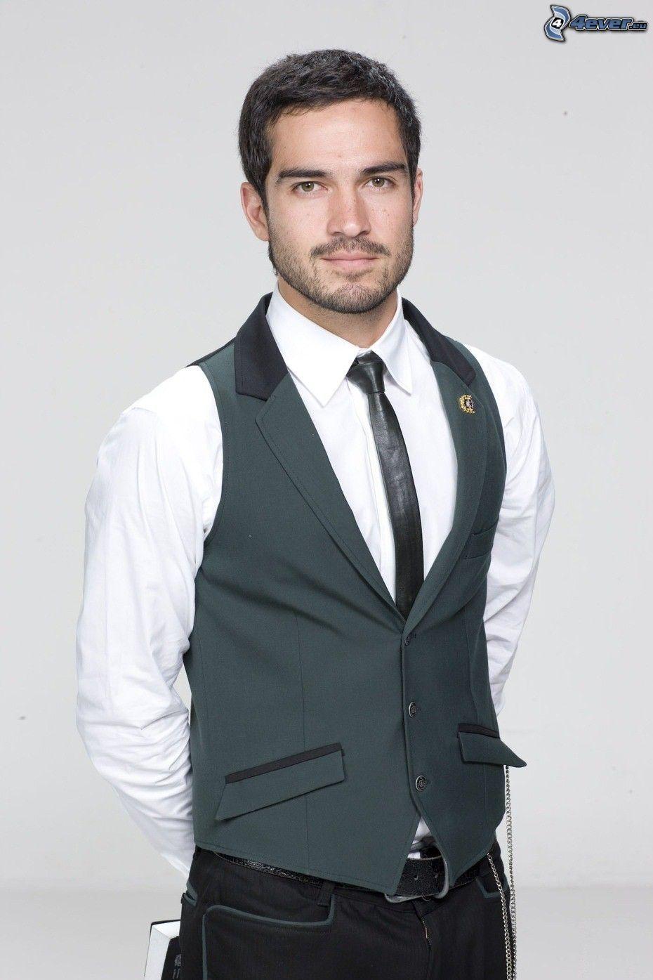 930x1395 Alfonso Herrera