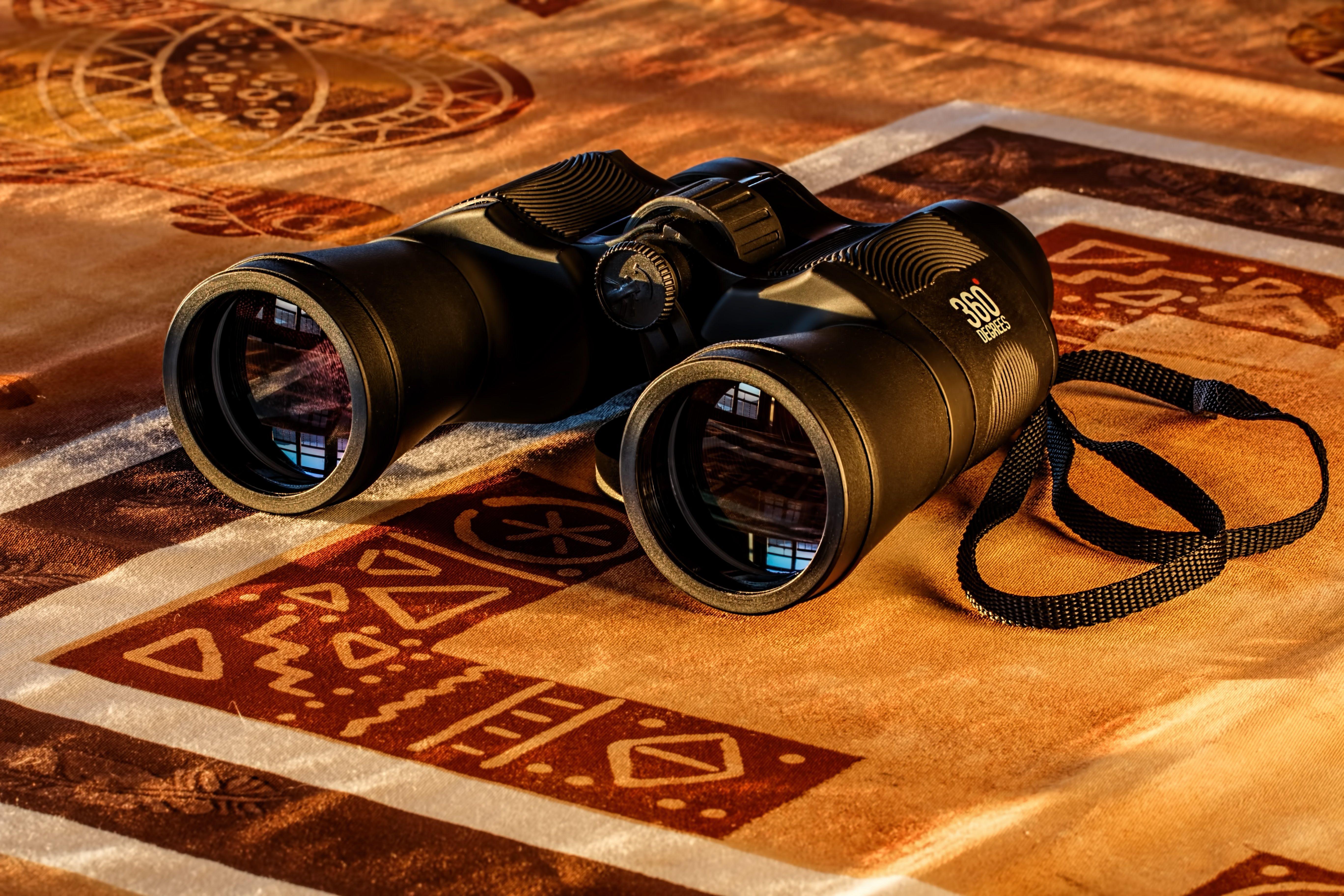 5472x3648 Download wallpaper 5472x3648 binoculars, lenses, gold, glow, reflection HD background