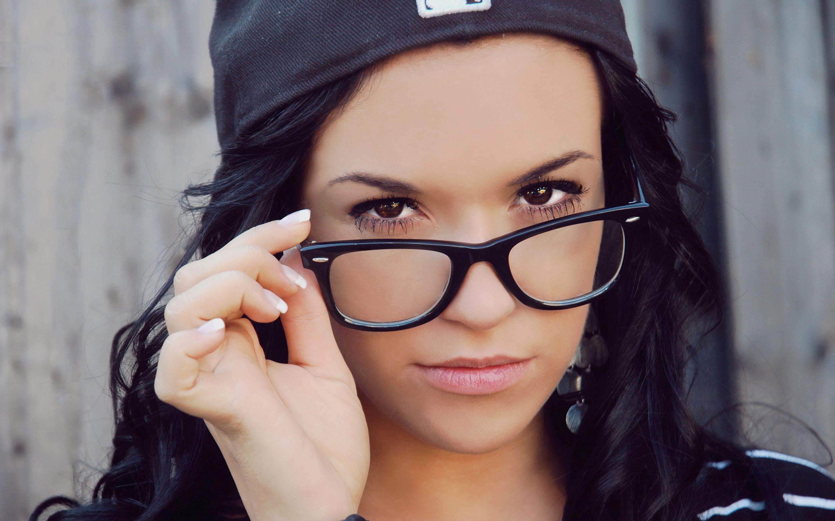 2880x1800 Girl With Glasses