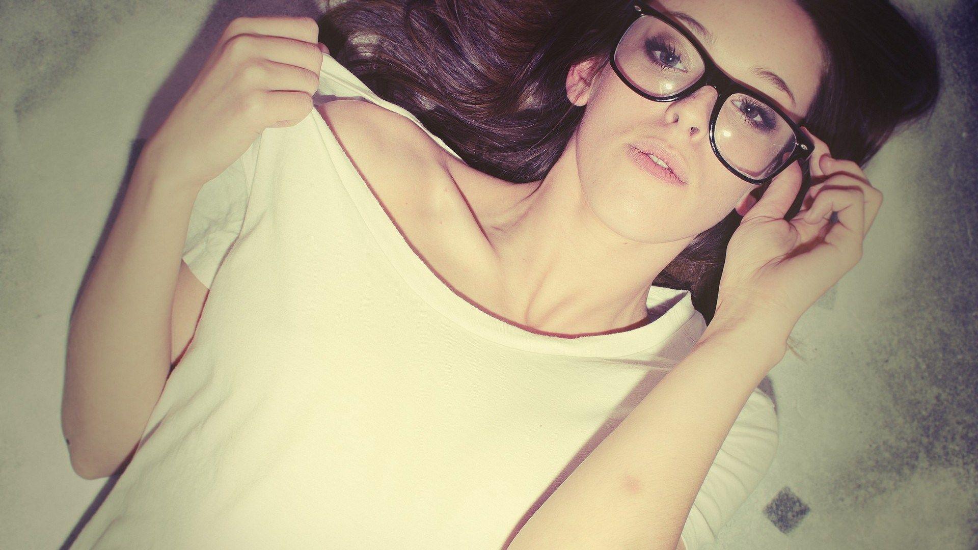 1920x1080 Gorgeous Girl Glasses Wallpaper