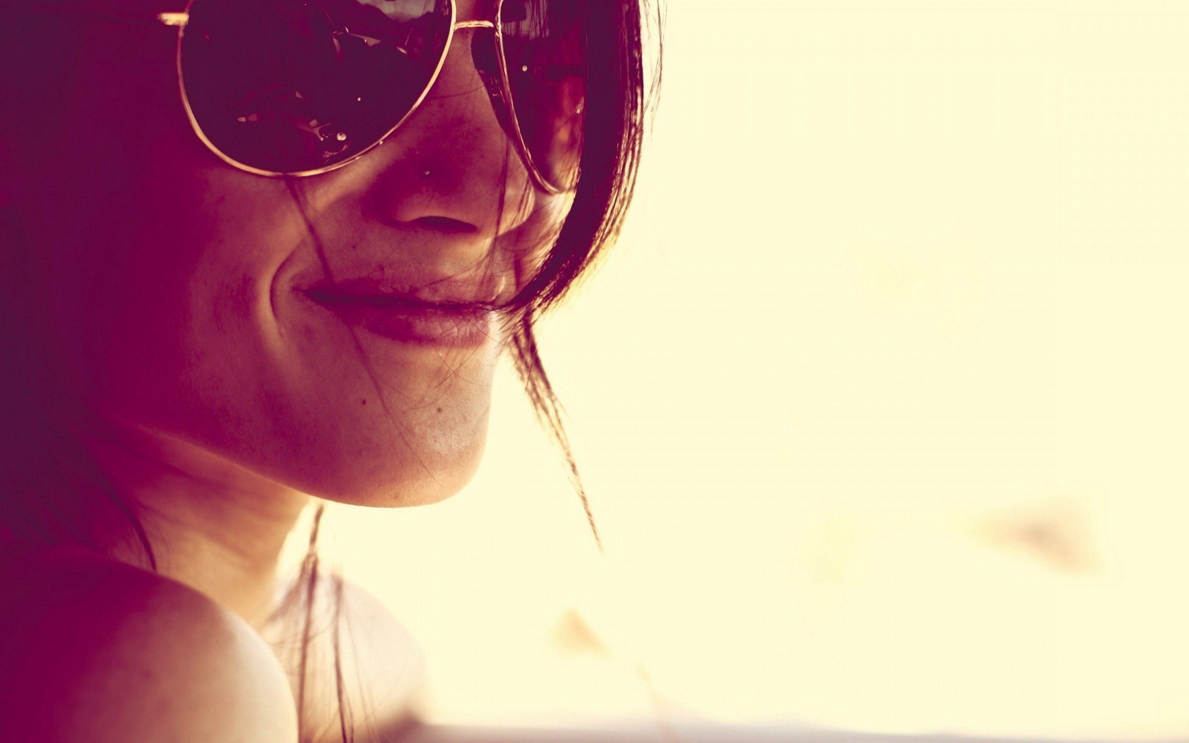 3840x2400 Smiling girl in glasses Desktop wallpaper 1024x768