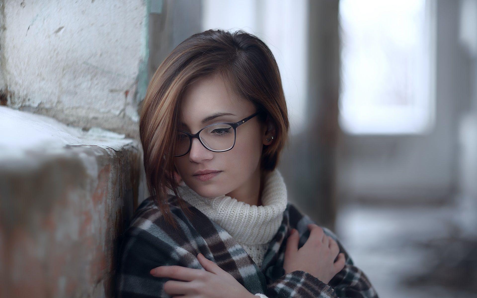 1920x1200 Girl With Glasses Wallpaper