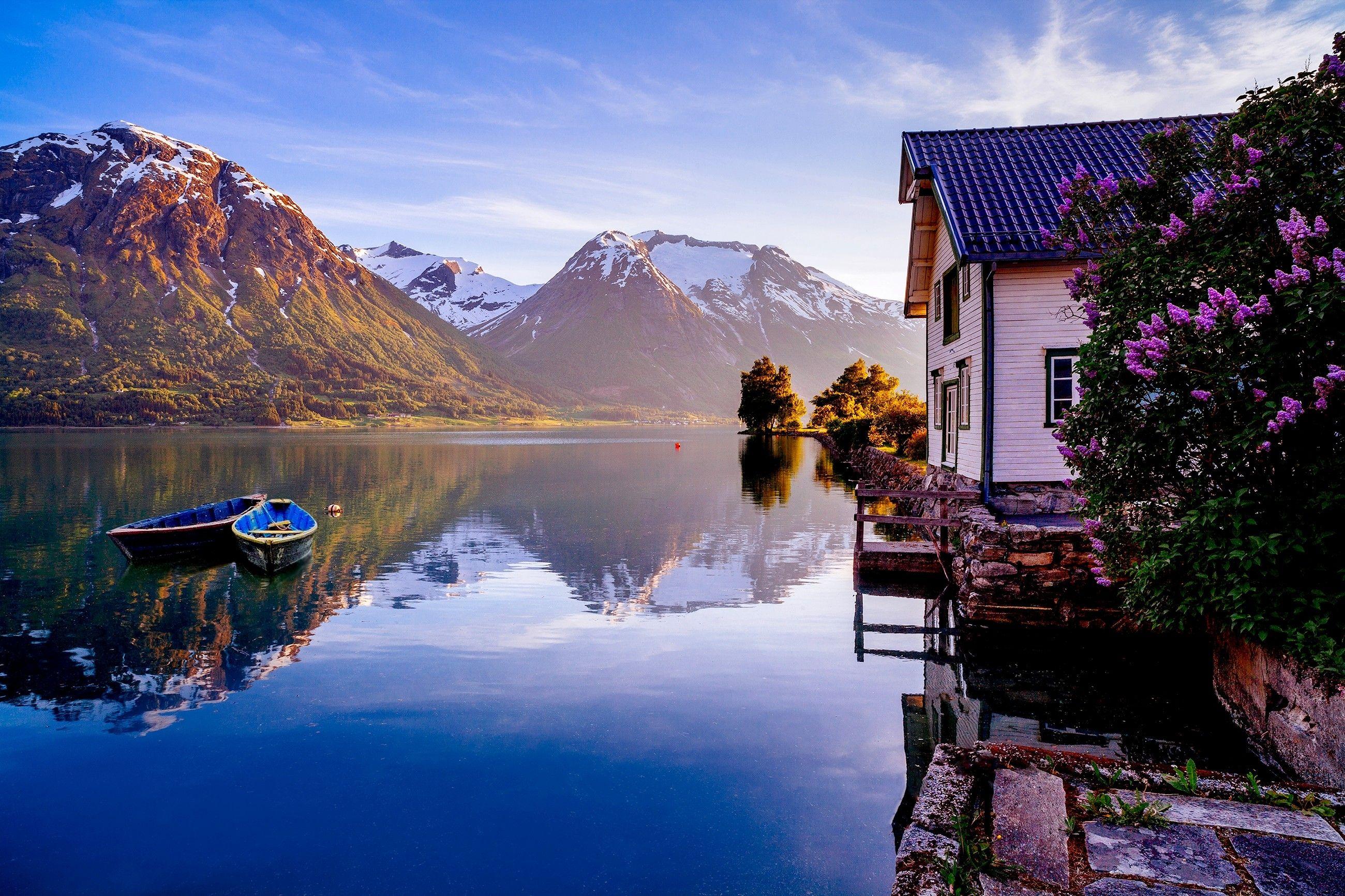 Горы домики озеро. Озеро Стрюн, Норвегия. Город Стрюн Норвегия. Озеро в Норвегии Фьорд. Город Стрюн Норвегия фото.