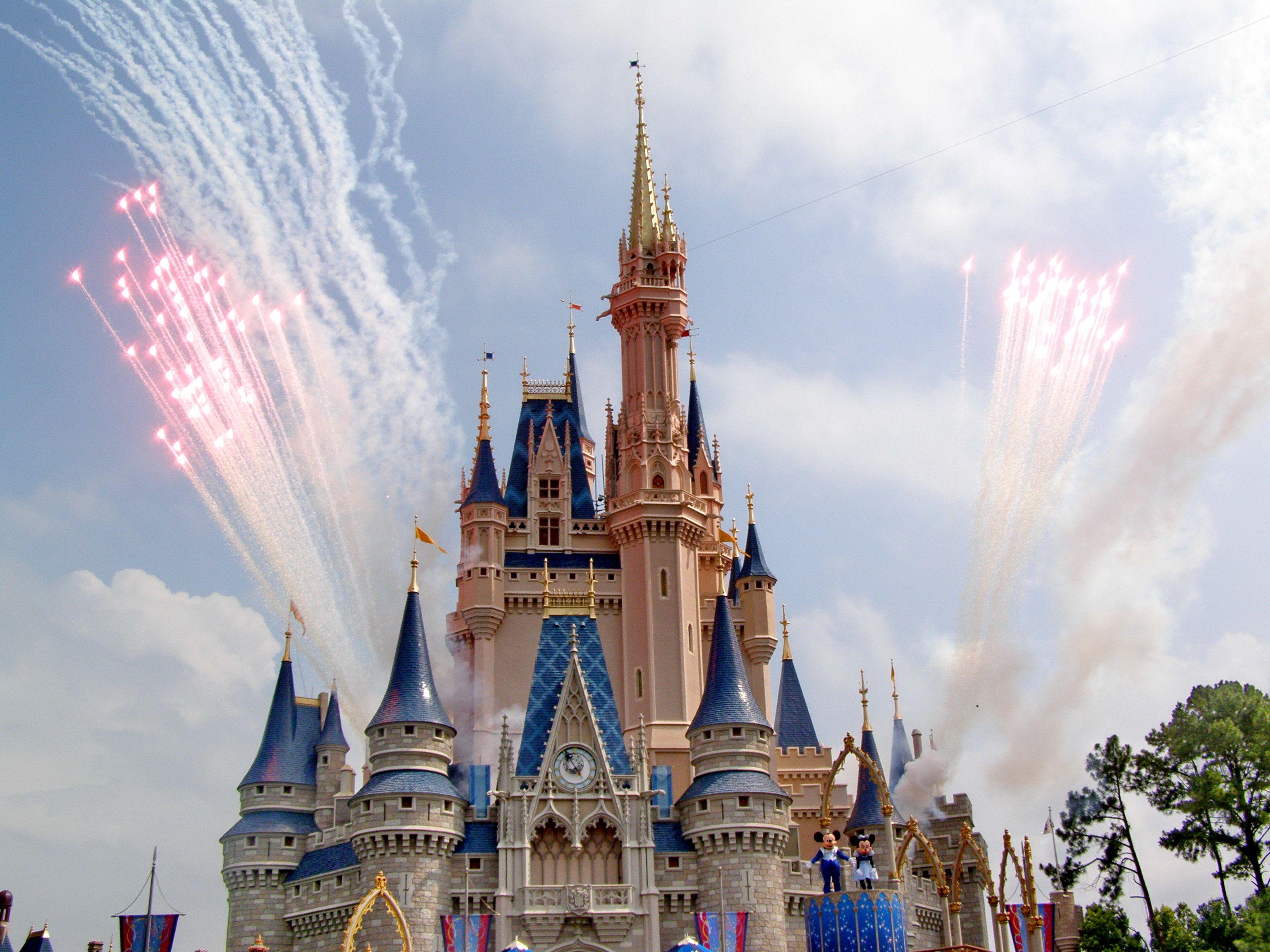 3072x2304 Fireworks in sky over fairy tale castle in amusement park · Free