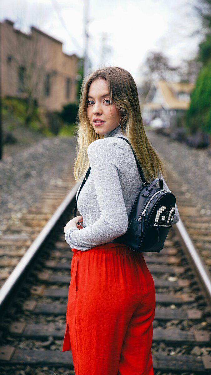 675x1200 Sydney Sweeney Wallpaper it up