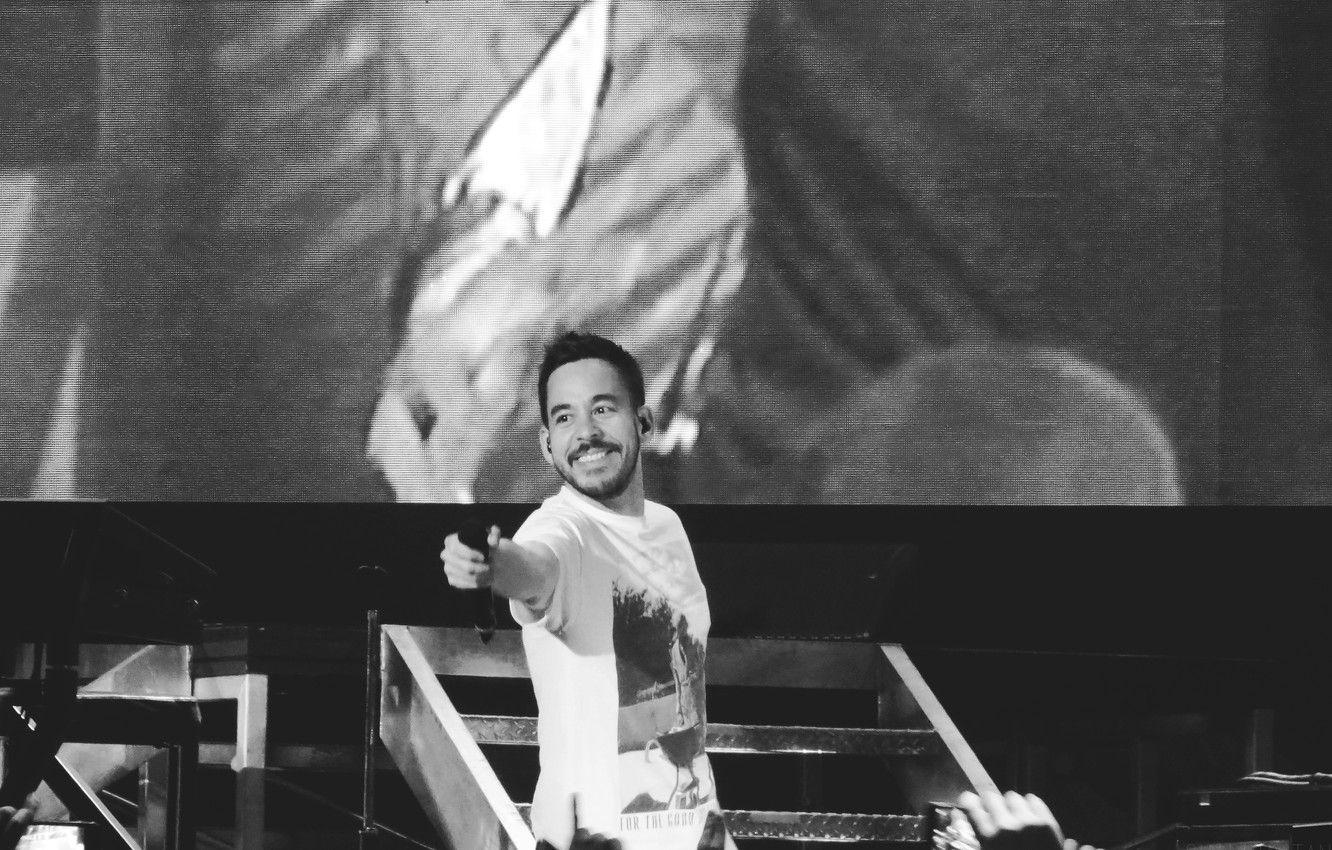 1332x850 Wallpaper Music, Smile, Microphone, Linkin Park, Mike Shinoda, Rap, Rapper, Screen, Black And White, B W, Stage, Mic, Concert Image For Desktop, Section музыка