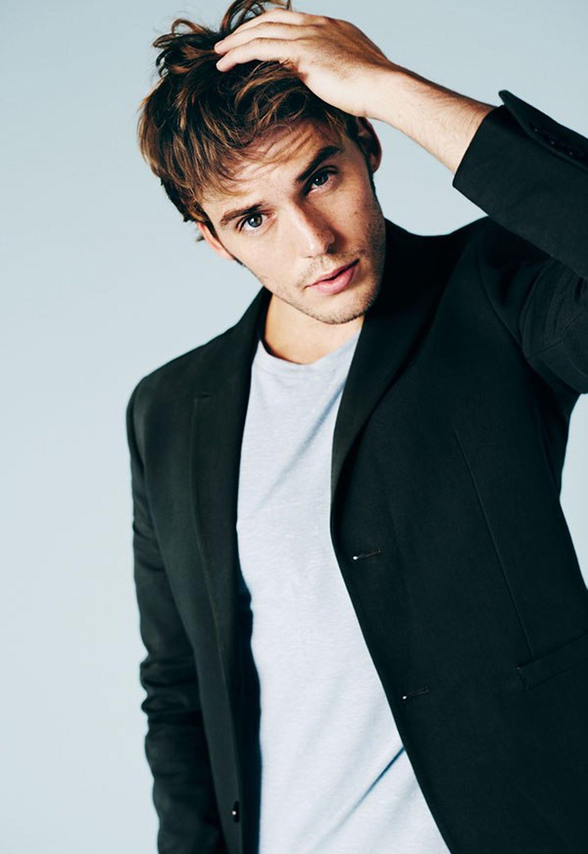 2048x2976 Sam Claflin HD iPhone