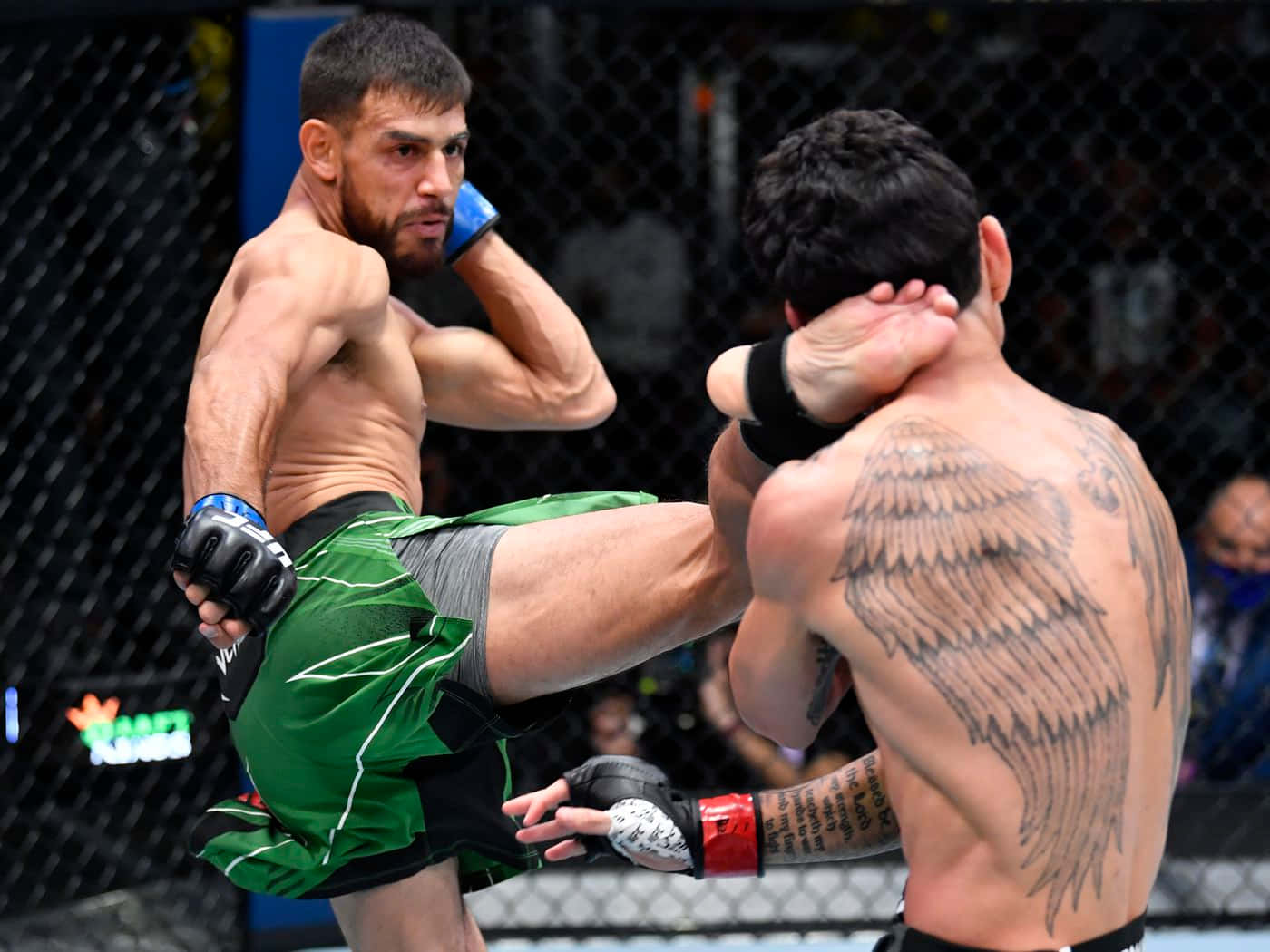 1400x1050 Download The Unstopped Force, Yair Rodriguez Unleashing Power Wallpaper
