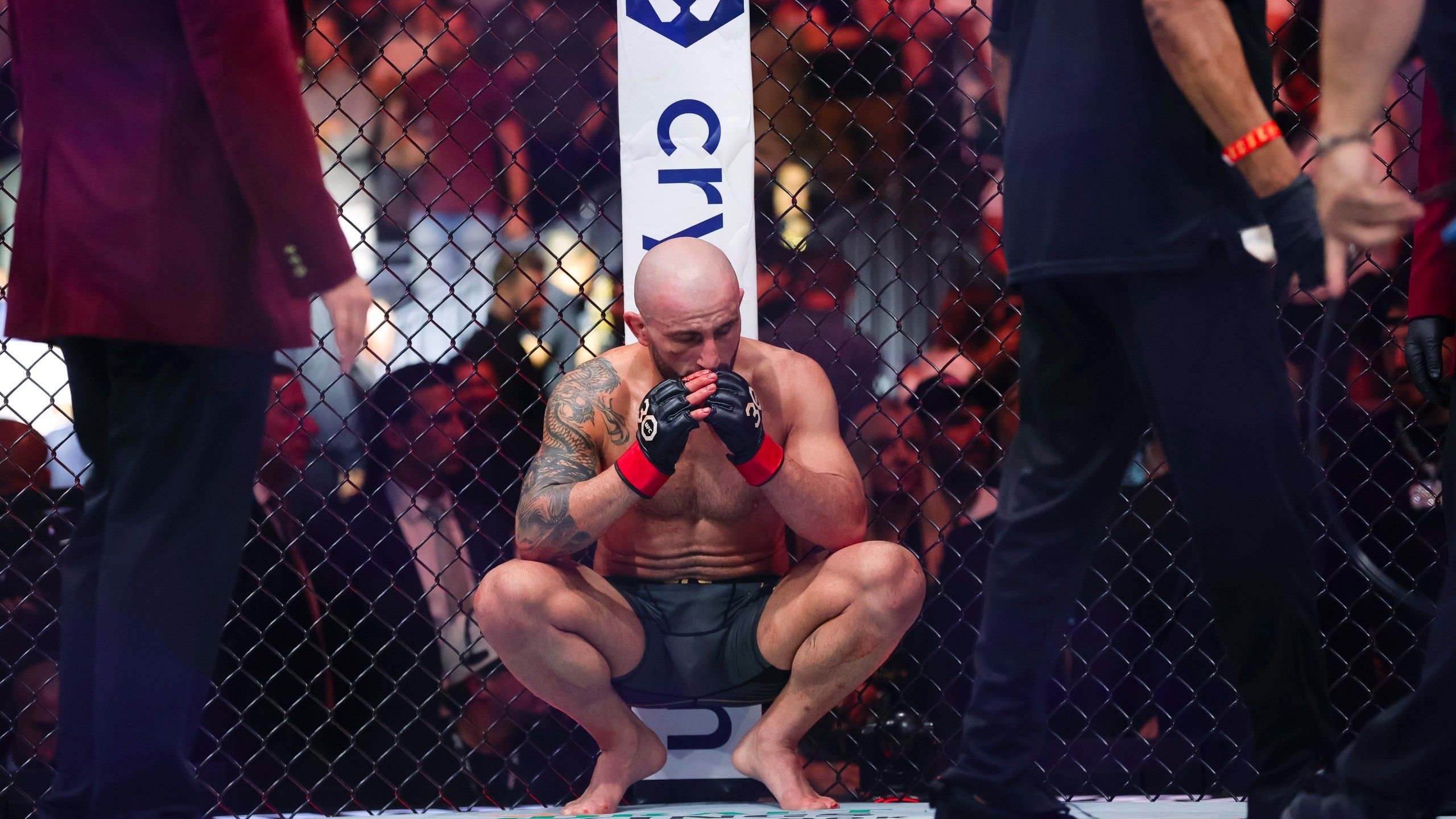 2560x1440 Volkanovski Beats Rodriguez With 3rd Round TKO For Featherweight Title In UFC 290