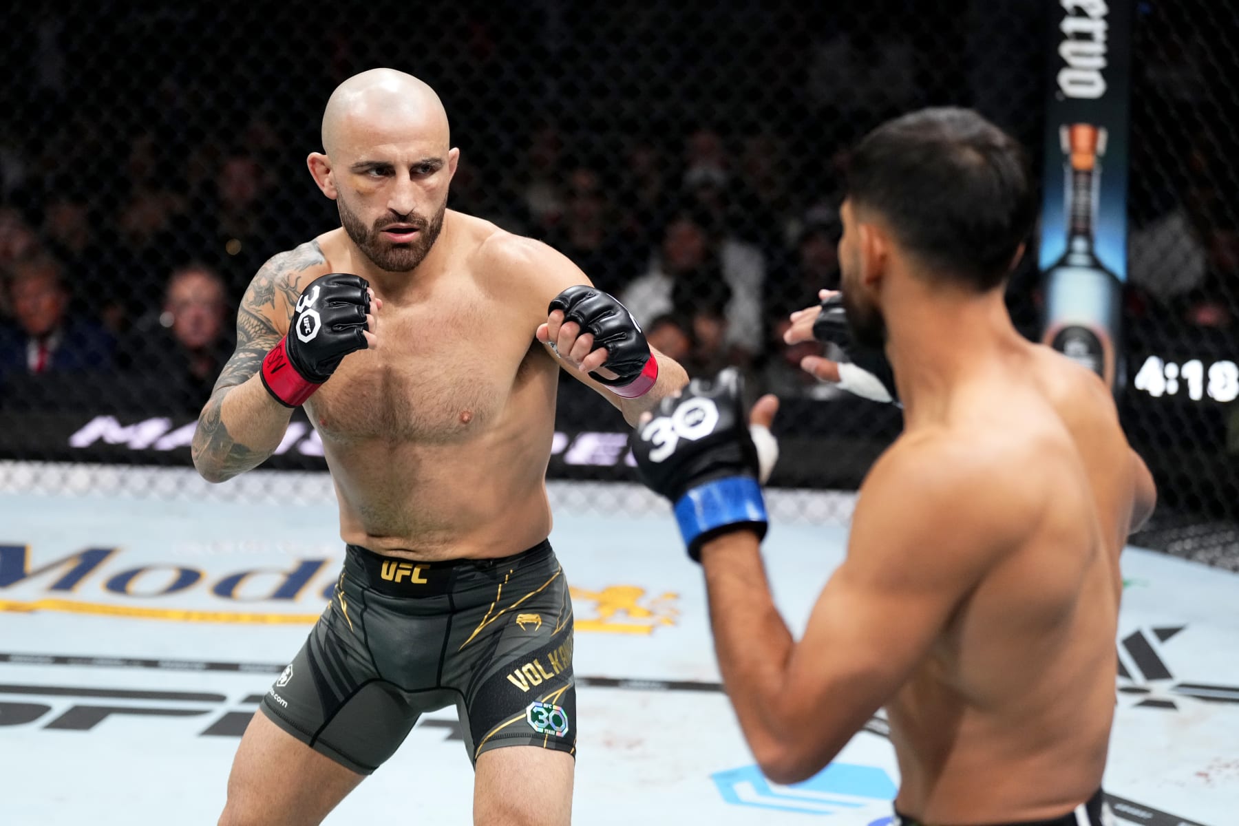 1800x1200 Alexander Volkanovski Beats Yair Rodriguez by TKO to Keep UFC Featherweight Title