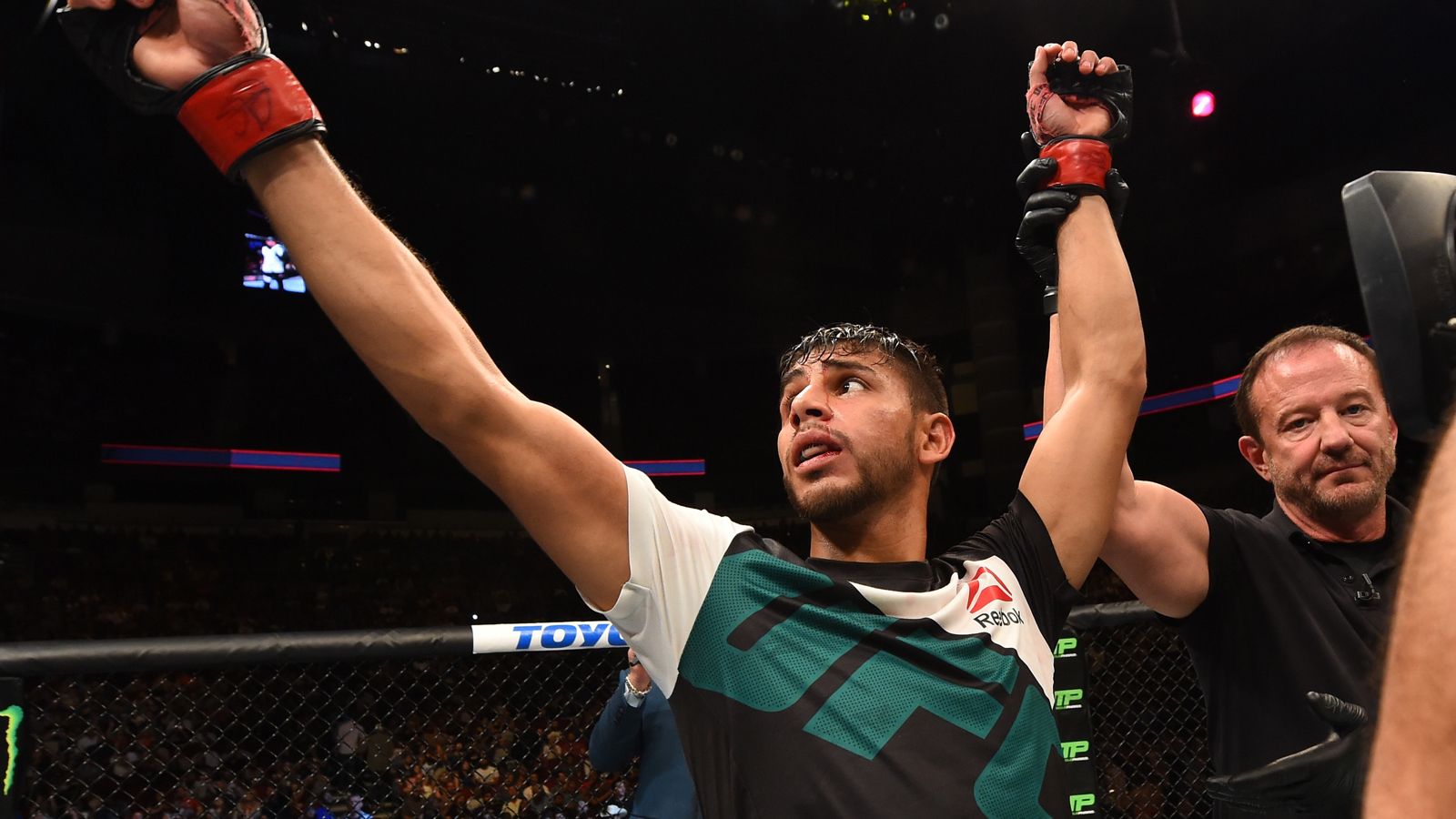 1600x900 Yair Rodriguez finishes Andre Fili with spectacular head kick KO