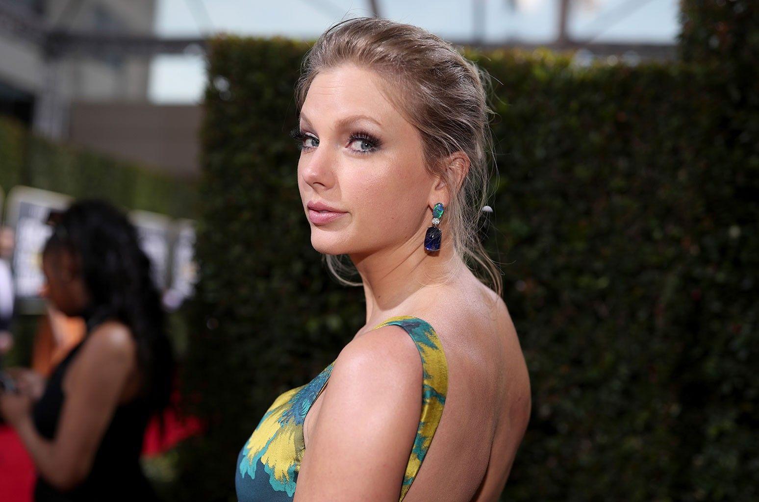 1548x1024 TIS THE DAMN SEASON ALRIGHT': Taylor Swift Fans Flip Over Surprise 'Evermore' News