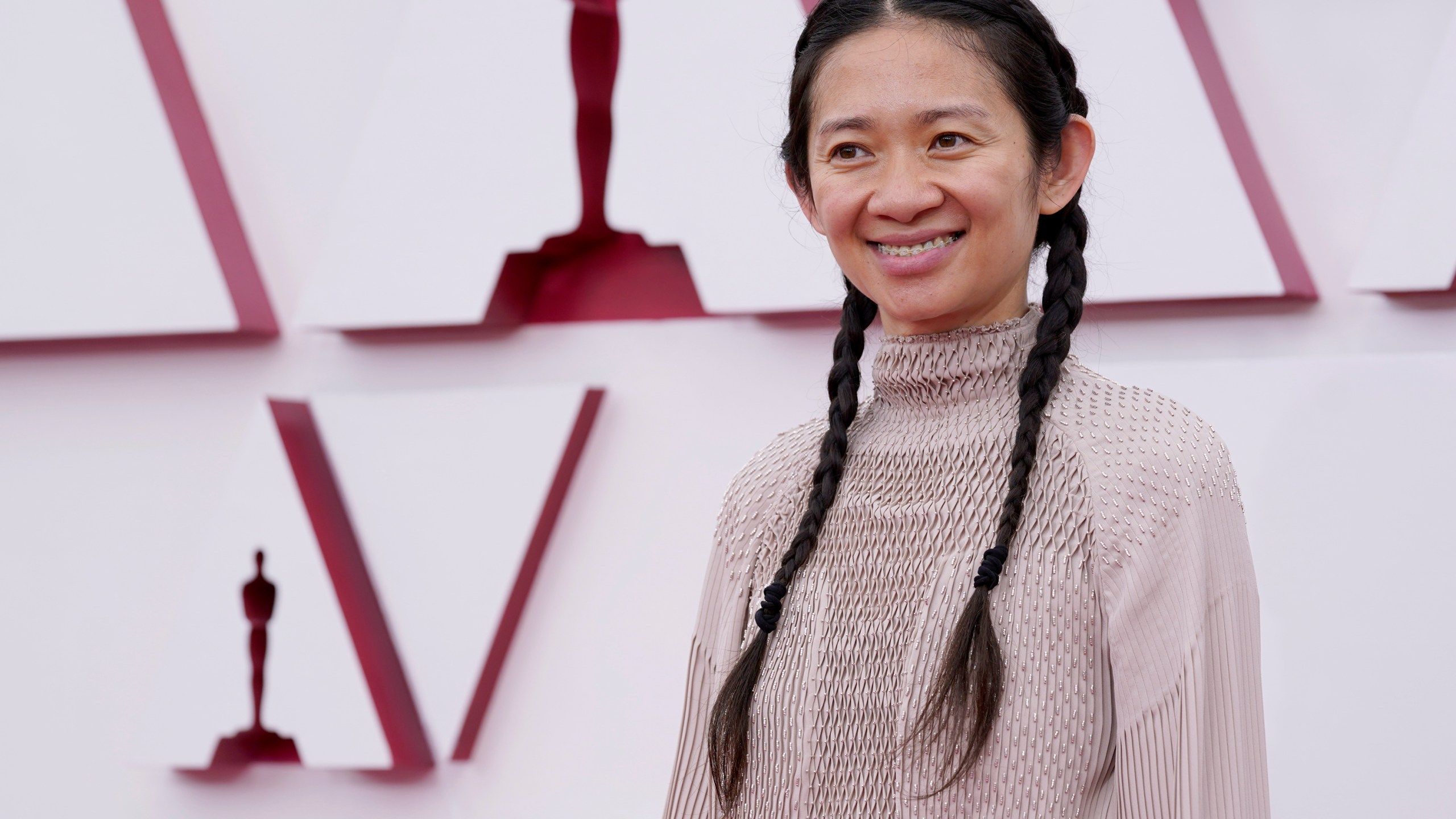 2560x1440 Chloé Zhao makes history with best director Oscar win