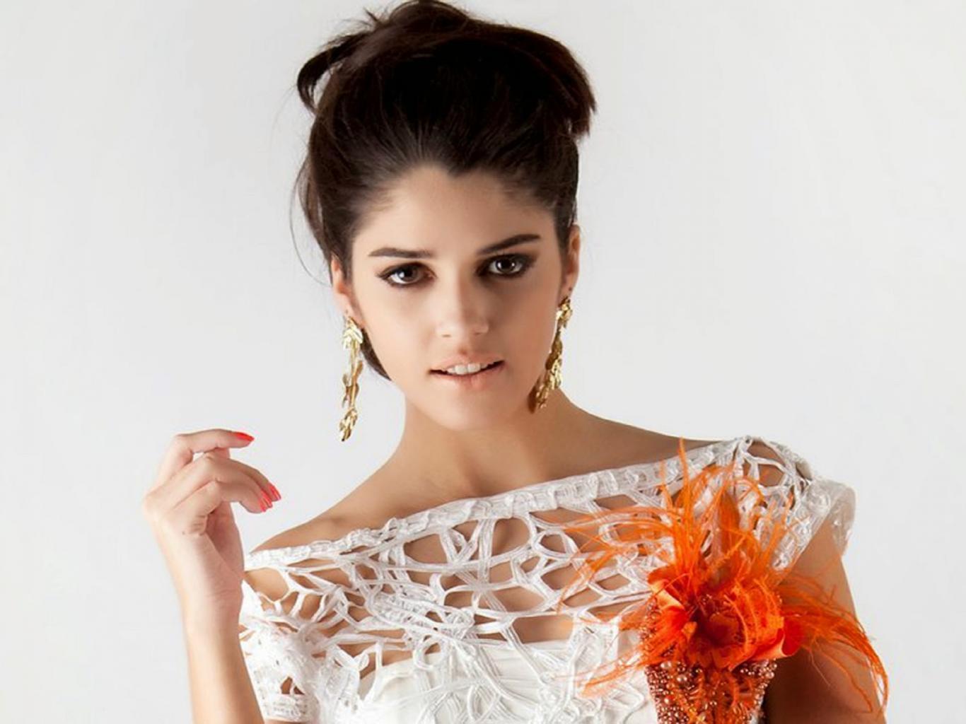 1366x1024 Izabelle Leite Wallpaper