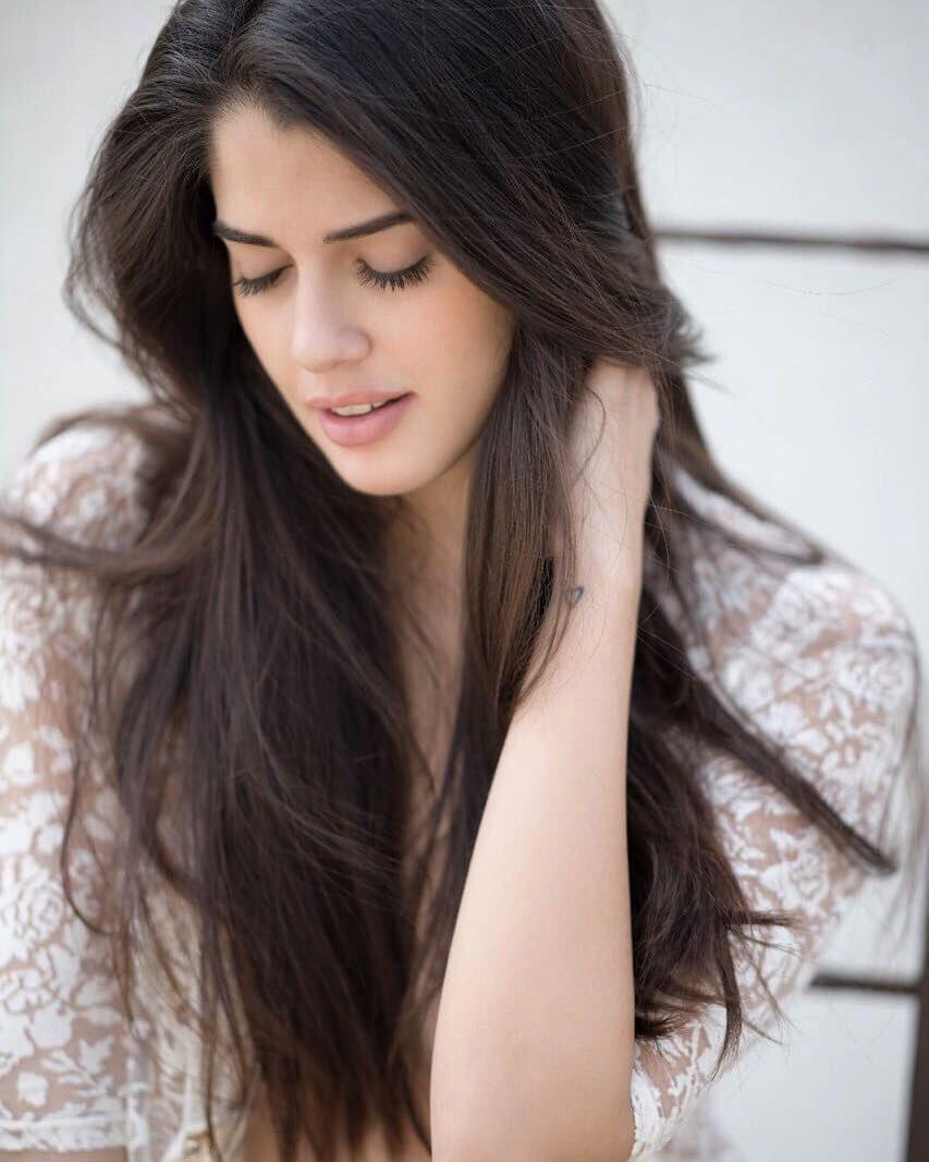 853x1066 Izabelle Leite Wallpaper