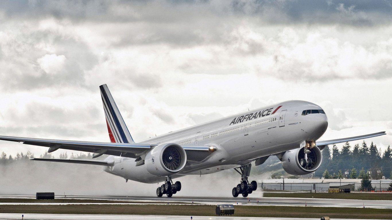 1366x768 Boeing 777 Wallpaper