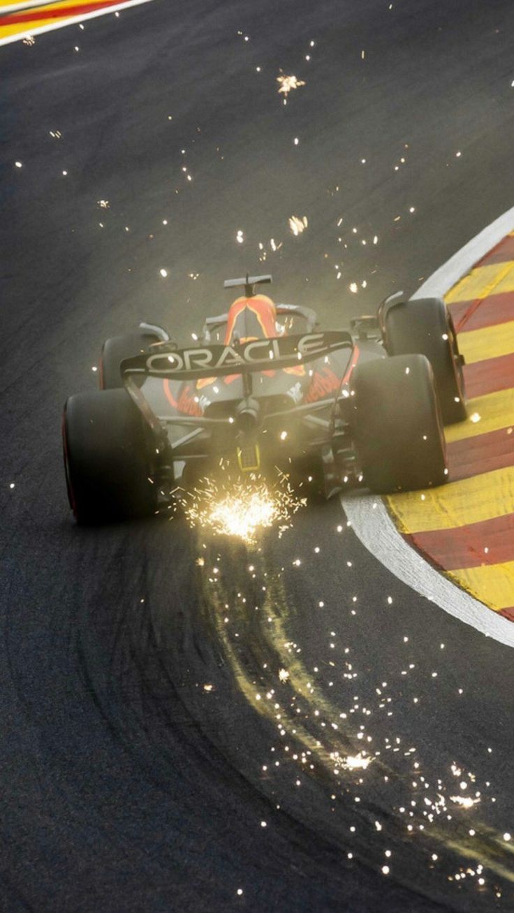 736x1307 Max Verstappen 2022 F1 Eau Rouge Wallpaper