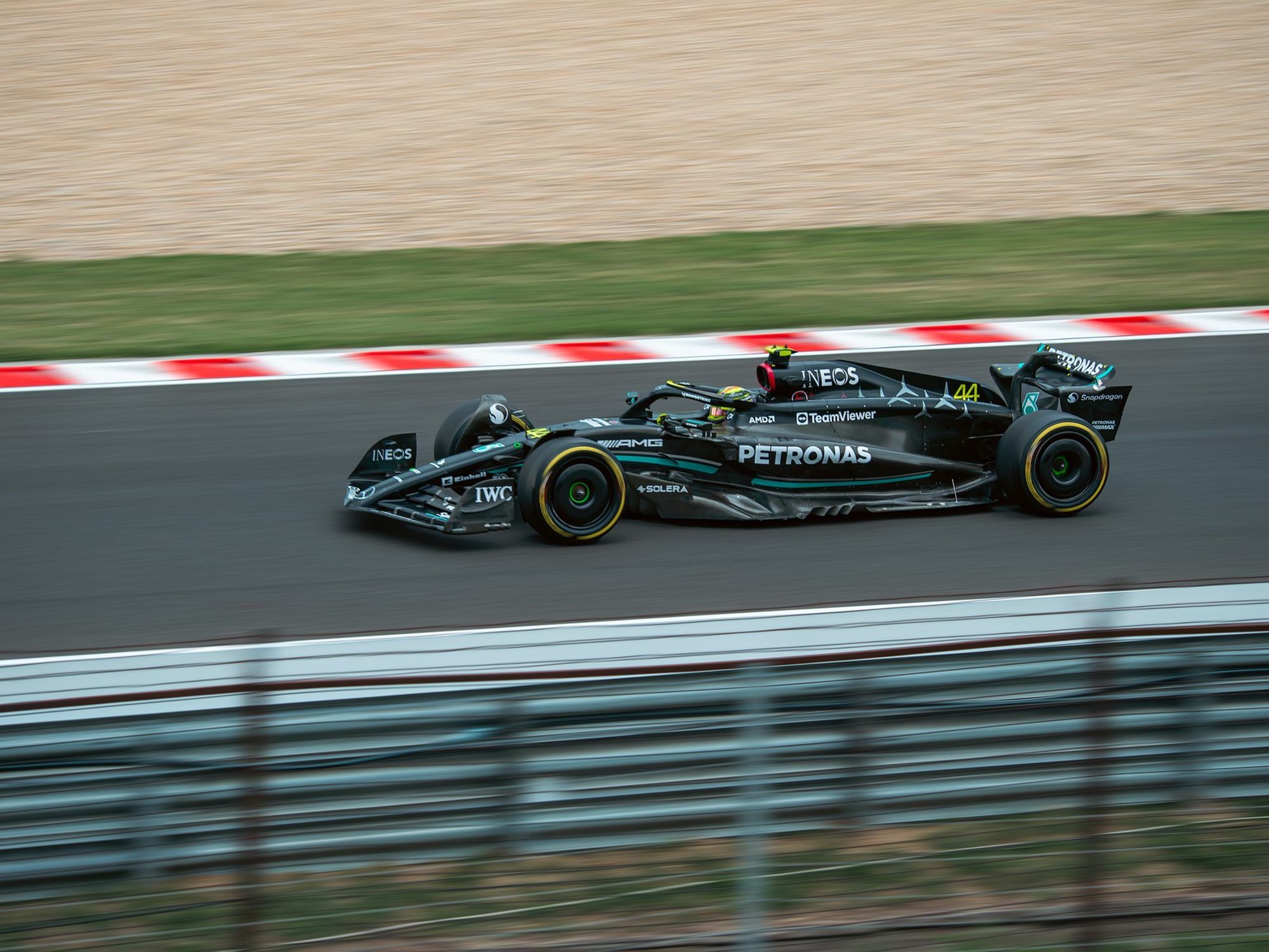 2000x1500 Why do Formula 1 cars spark?